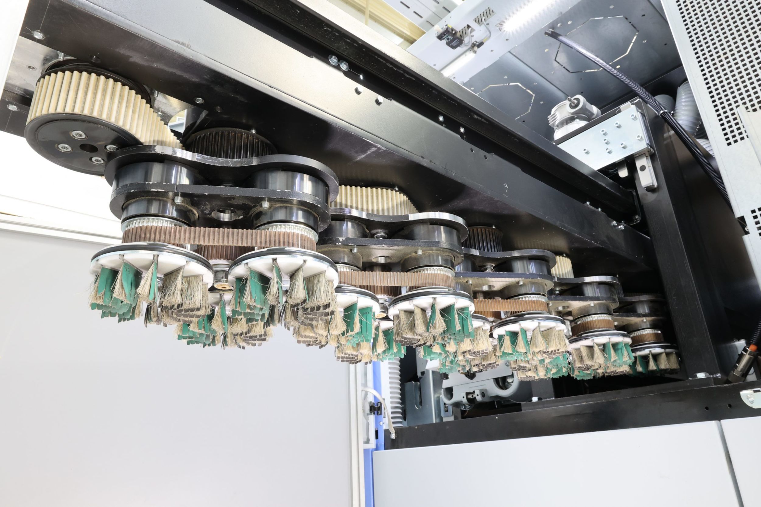 Planeten mit Tellerbürsten für ein homogenes Bild dank 360° Schnittrichtung für perfekten 3D-Schliff: Planet- und Tellerdrehzahl sind unabhängig und stufenlos einstellbar.