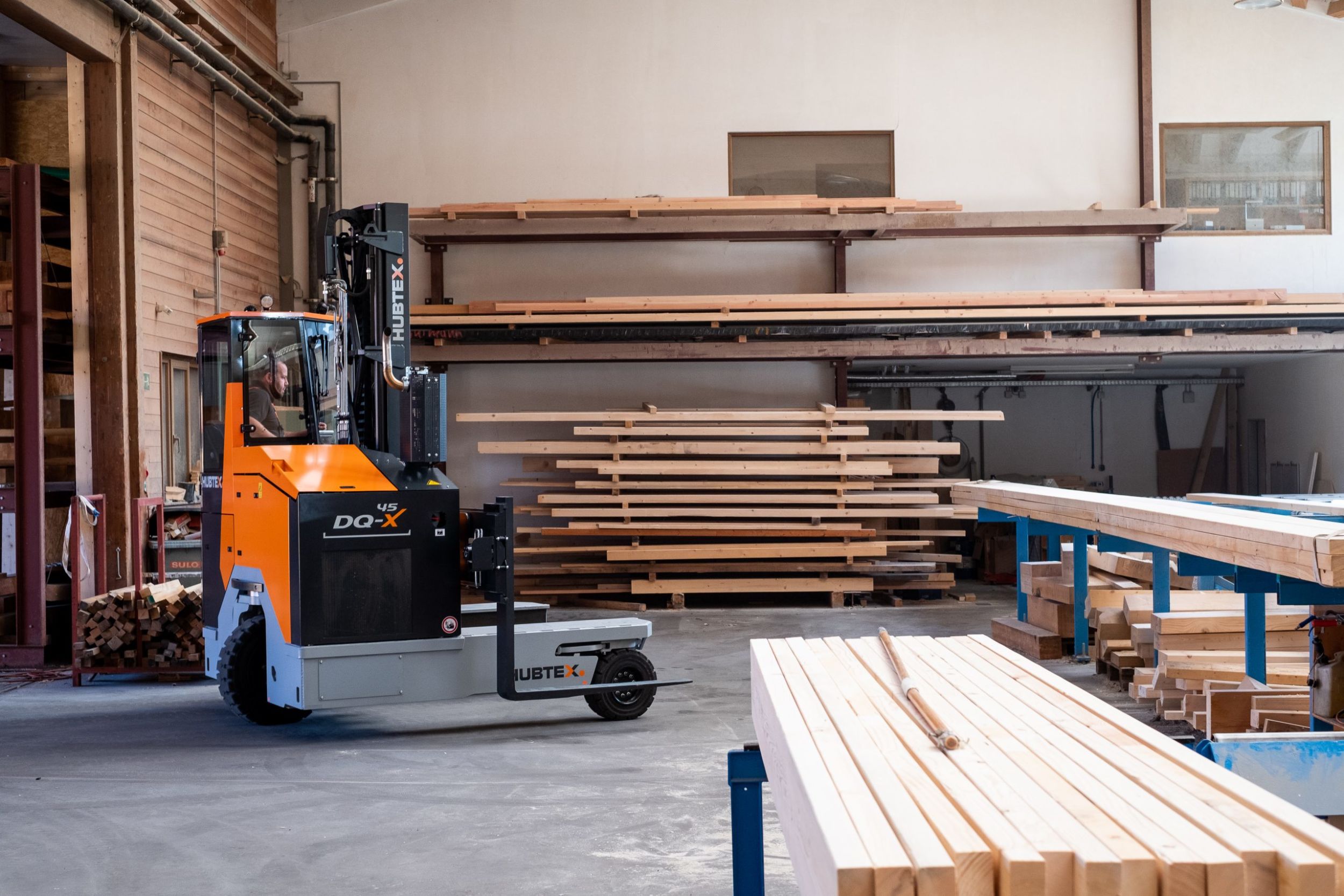 Bewährt in der Holzindustrie: der Diesel-/Gas-Vierwege-Seitenstapler DQ-X