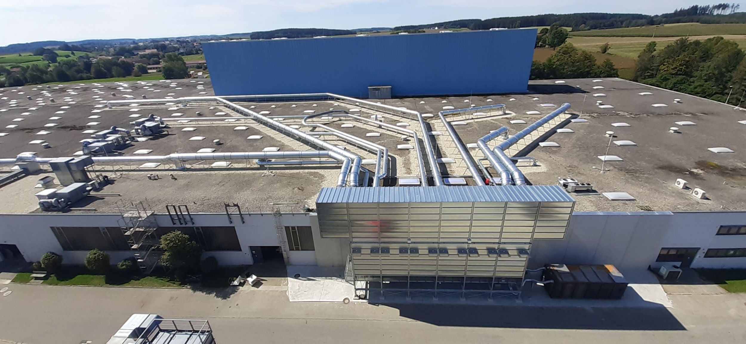 Höcker Großfilteranlage vor dem Bulthaup Produktionsgebäude