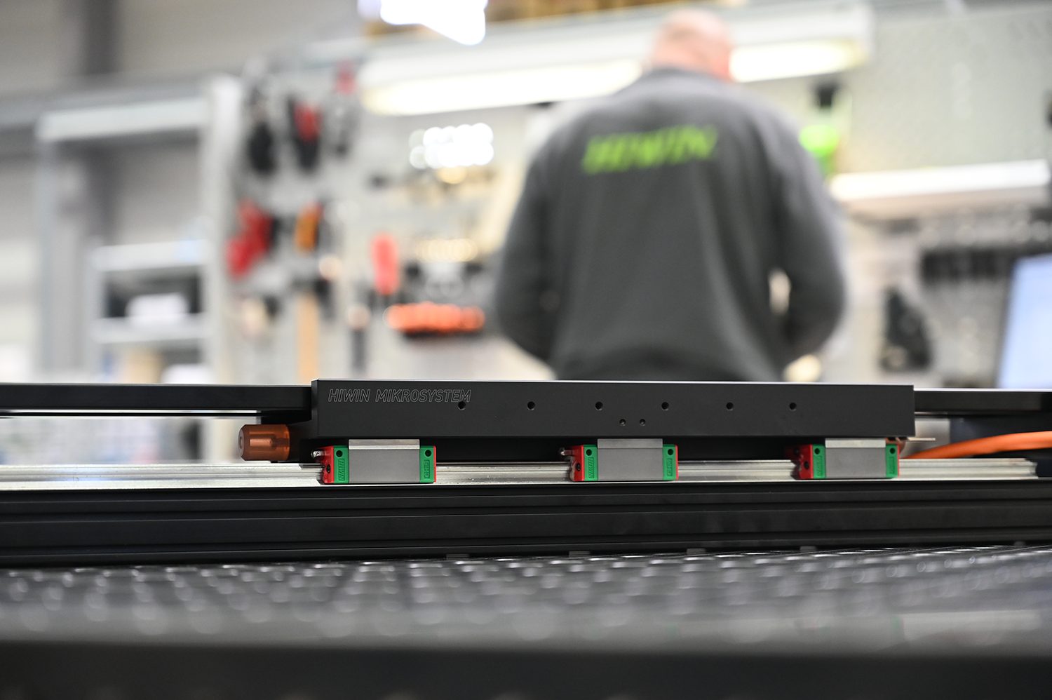 Neue Linearmotorachse