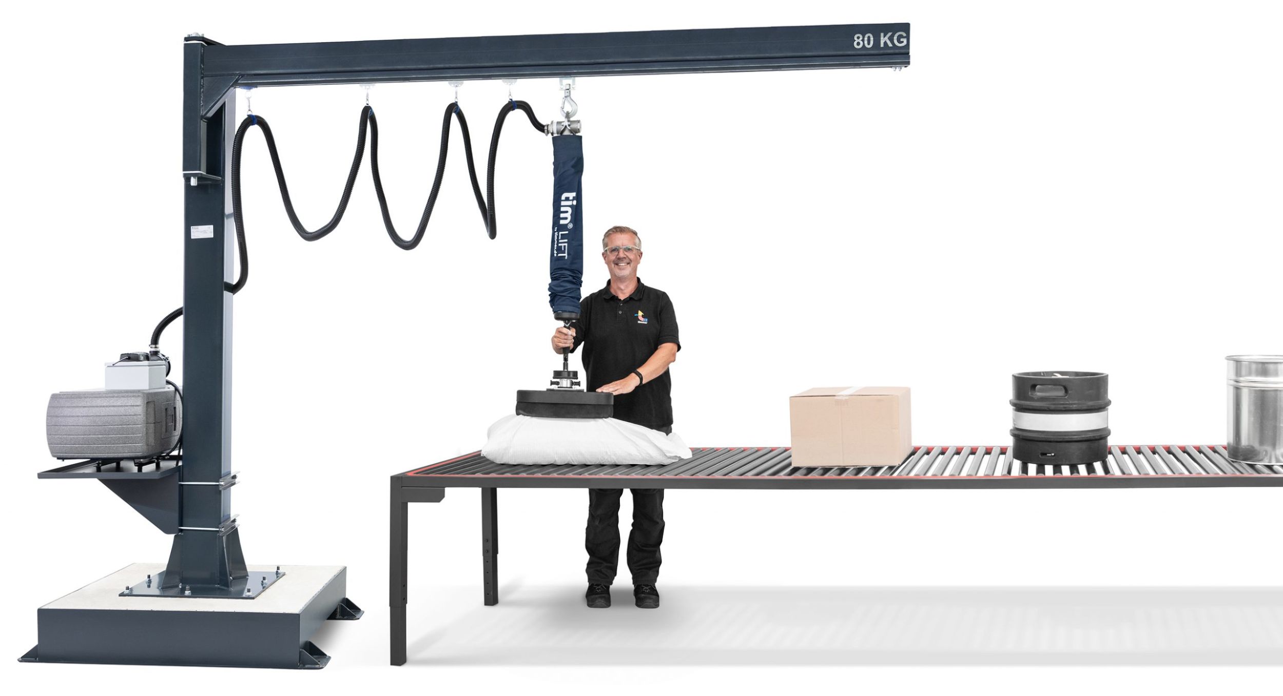 Systemaufbau eines mobilen Kransystems mit dem Vakuumschlauchheber QuickLift, bestehend aus Hubeinheit, Schwenkkran, Saugschlauch, Vakuumfilter und Vakuumpumpe.