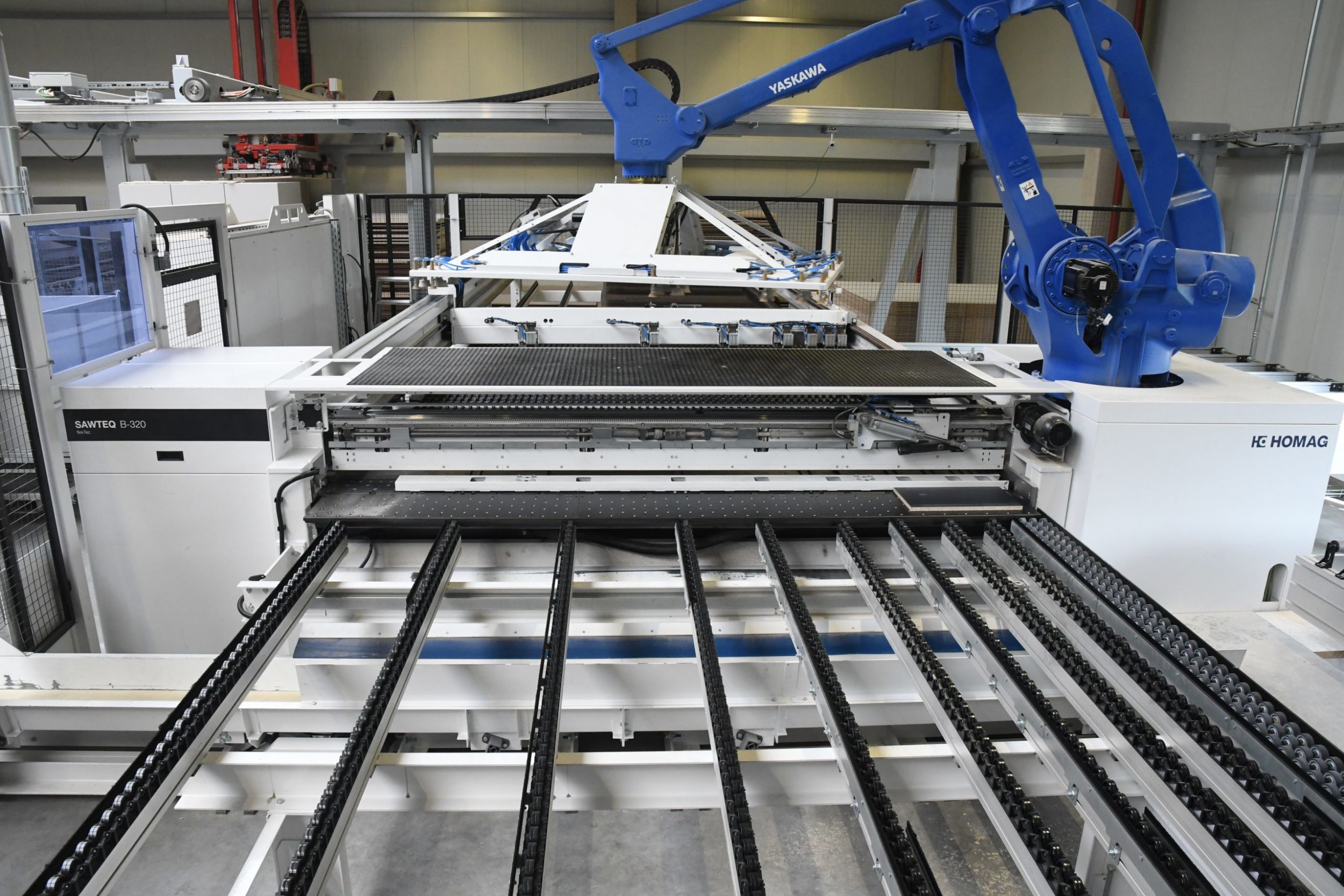 Den Zuschnitt in der Losgröße-1-Fertigung von Horatec übernehmen zu fast 100 Prozent zwei Homag-Robotersägen vom Typ Sawteq B-320 FlexTec.