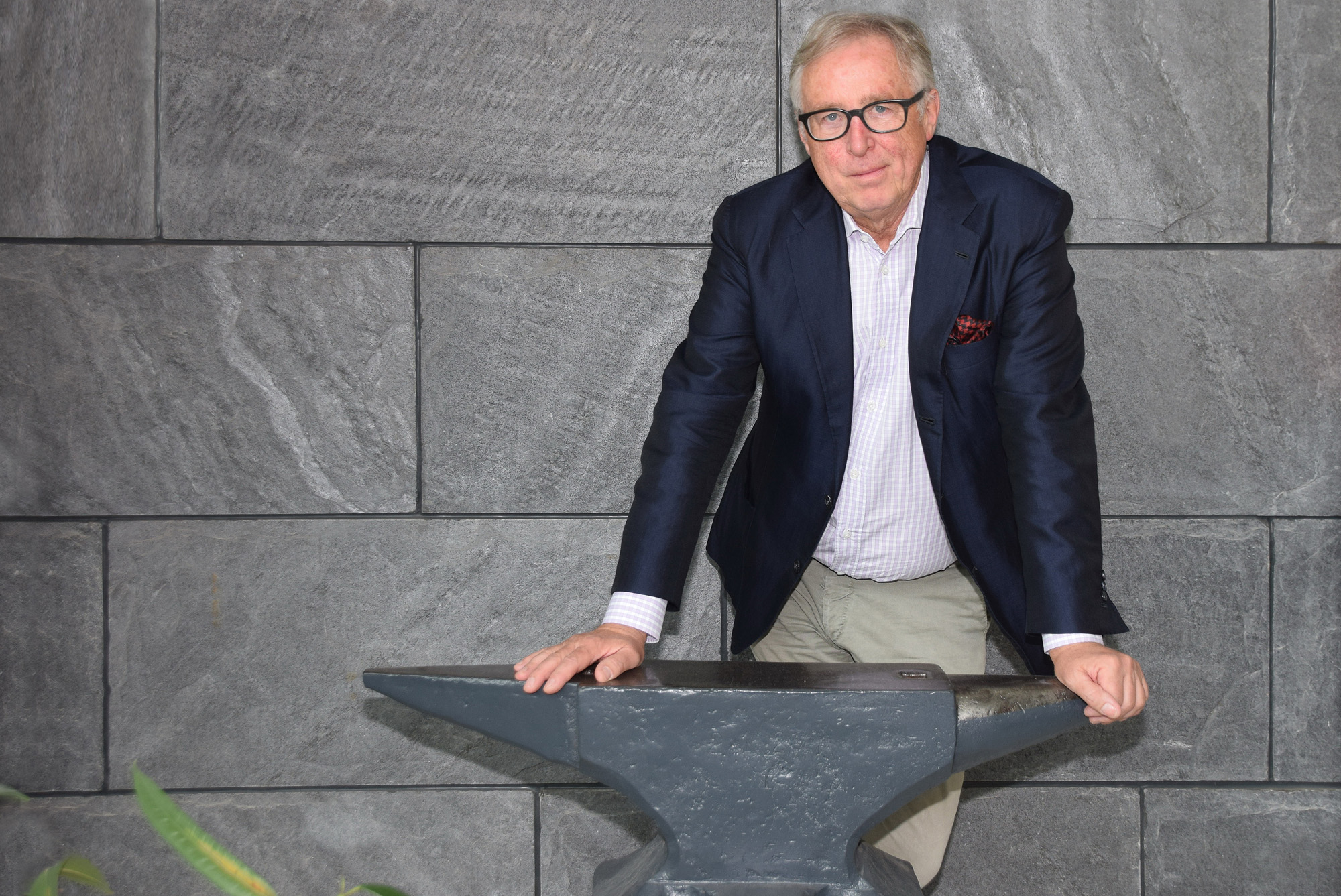 "Unser Motor ist die Innovation. Bei allem, was wir entwickeln, bleiben wir aber klar auf das Thema der Oberflächenbearbeitung von Holzwerkstoffen fokussiert", sagt Heiner Wemhöner. Er ist Geschäftsführer der Wemhöner Surface Technologies in Herford.