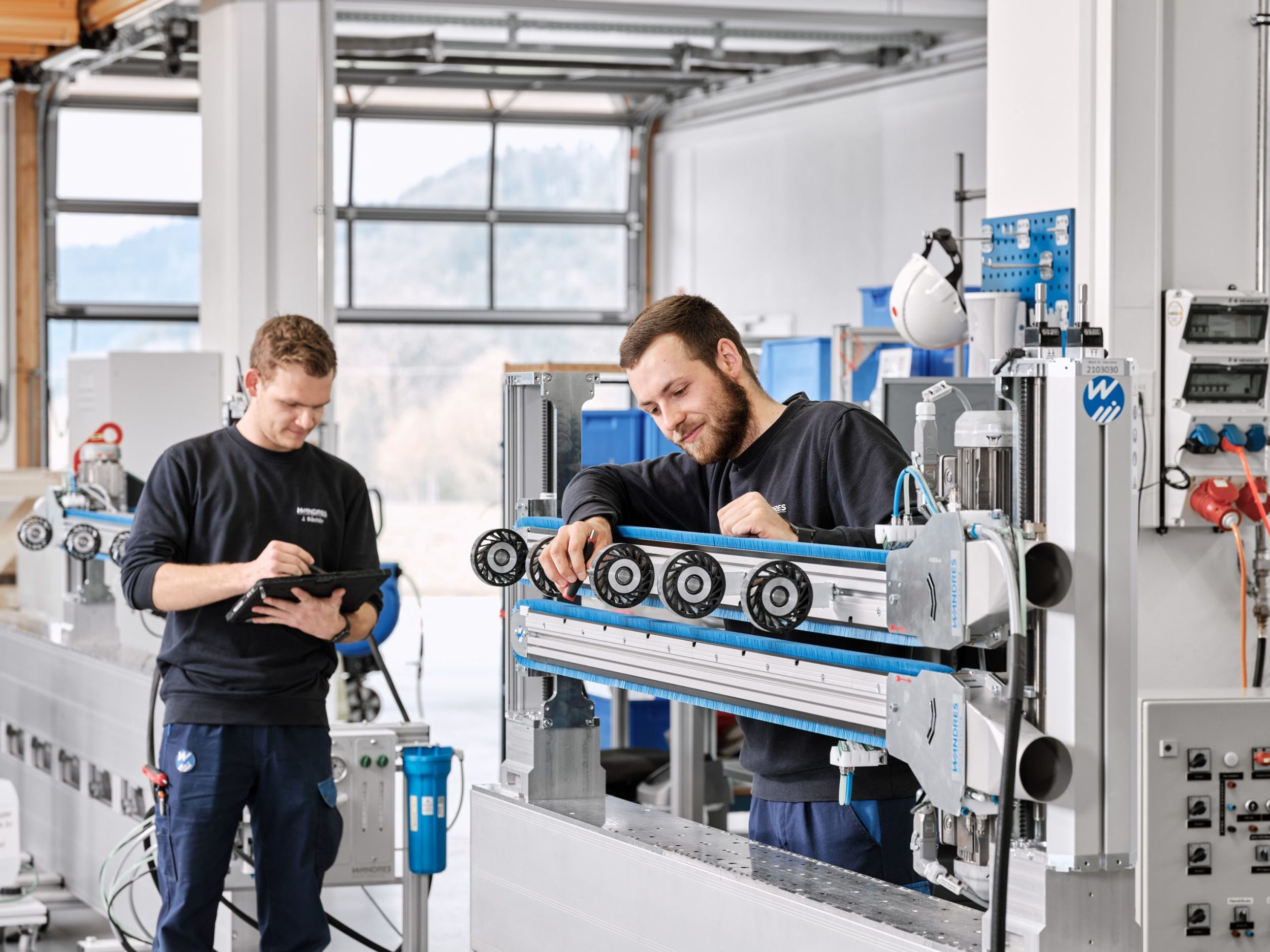 Der hohe Eigenfertigungsanteil schafft eine Vielzahl interessanter Ausbildungs- und Arbeitsplätze.