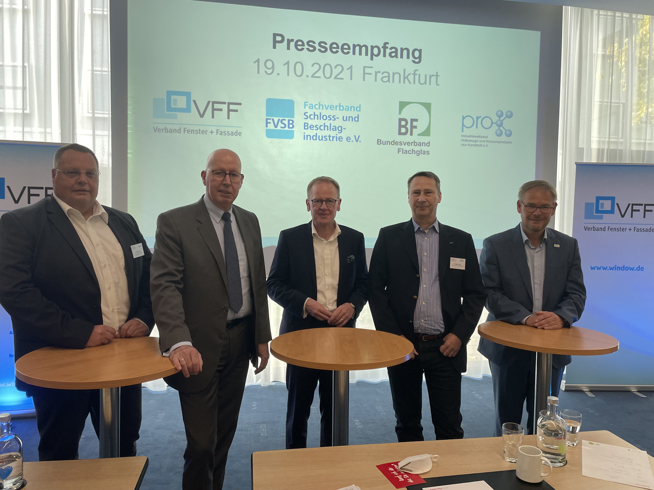 Die Vertreter der Verbände beim Presseempfang: Holger Koch, Fachverband Schloss- und Beschlagindustrie e.V. (FVS+B), Ralf Olsen, Industrieverband Halbzeuge und Konsumprodukte aus Kunststoff e.V. (pro-K), Jochen Grönegräs, Bundesverband Flachglas e.V. (BF)