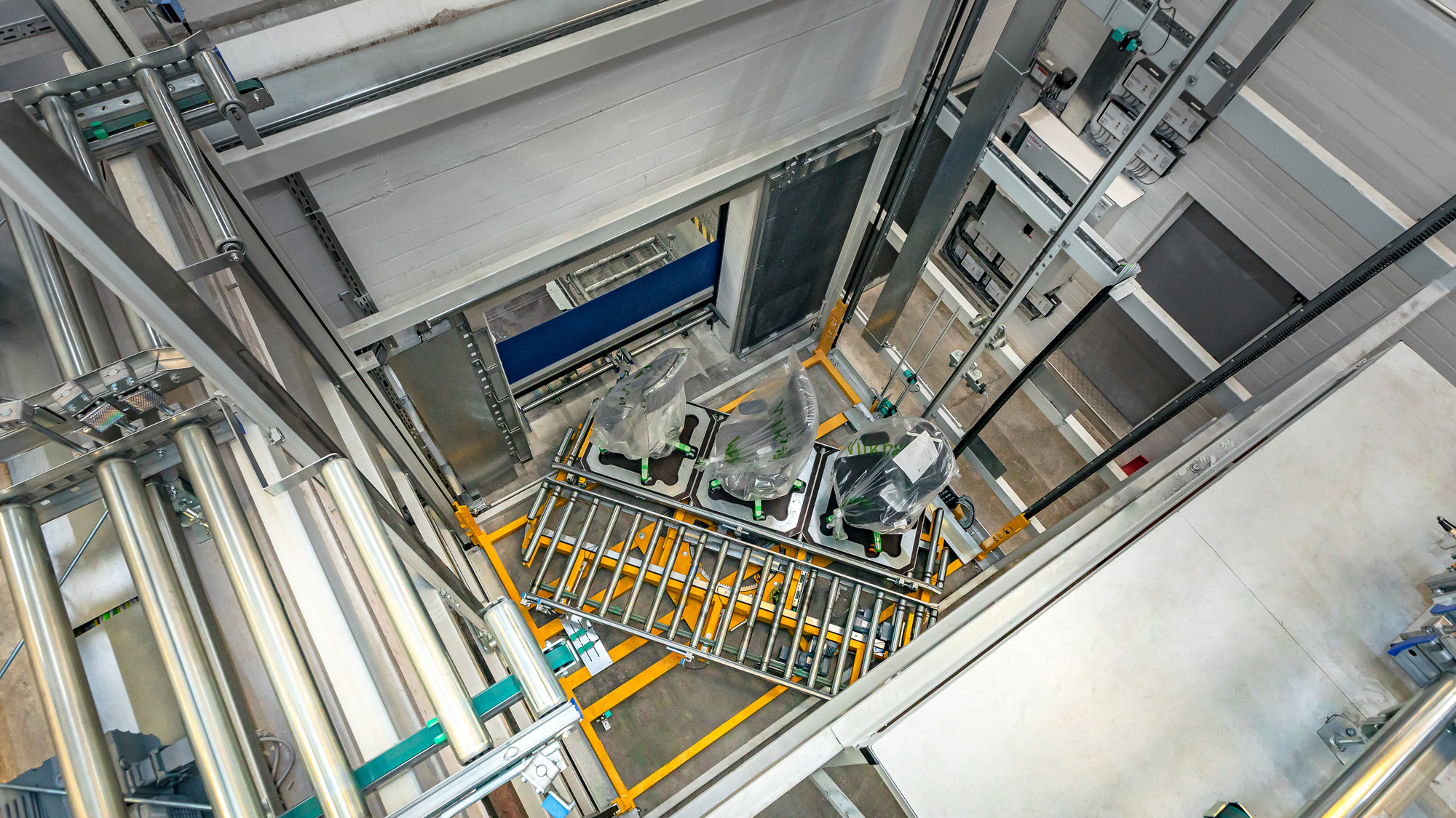 Möbel automatisiert
transportieren Die Bodenöffnung mit Lastenaufzug zum Transport der Stühle vom Ober- ins Erdgeschoss