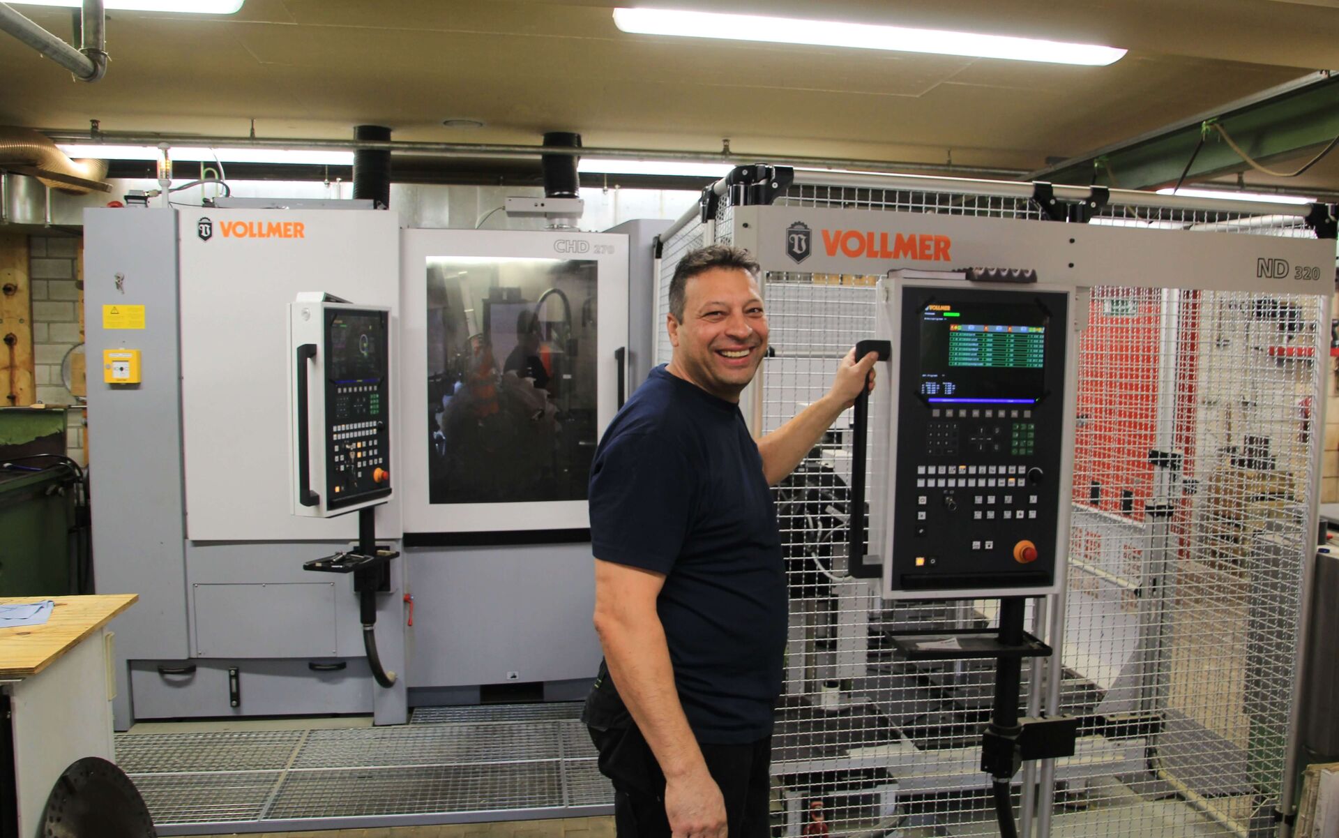 Im Schärfraum des Sägewerks von Holzwerk Baur steht eine Vollmer Schleifmaschine CHD 270 mit Automatisierung, um hartmetallbestückte Kreissägeblätter zu bearbeiten.