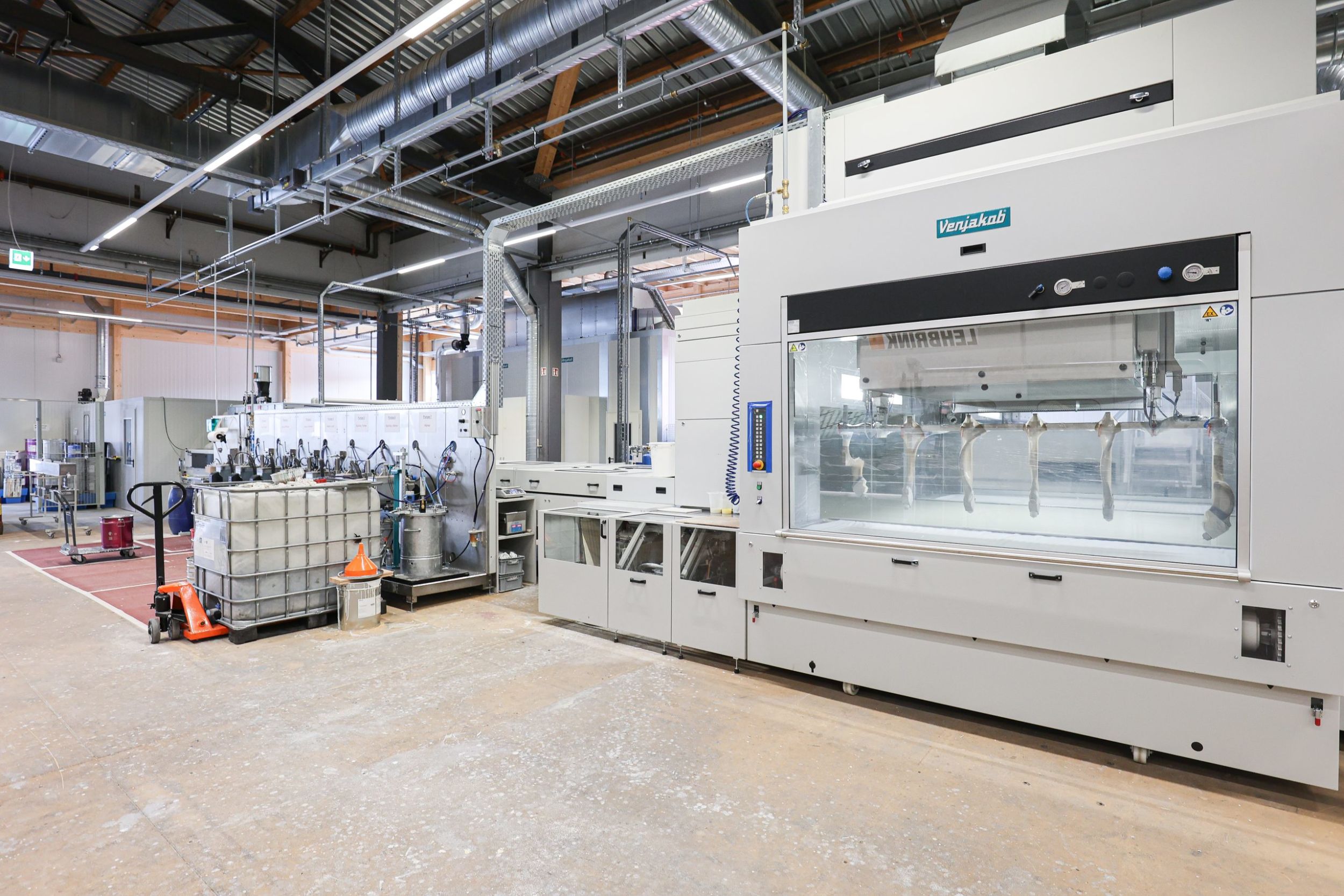 Ven Spray Perfect - der Spritzlackierautomat mit Farbschnellwechselsystem ist das Herzstück dieser flexiblen Beschichtungslinie.