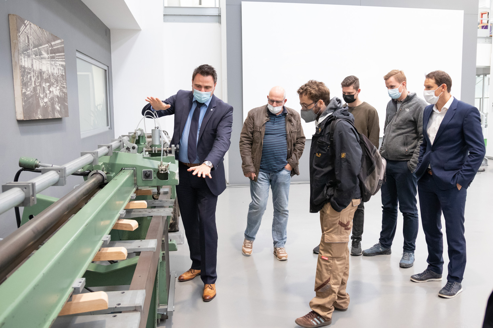Neuheiten und Optimierungen auf der Inside Biesse Sebastian Marschner, Vertriebsleiter von Biesse Deutschland, erläuterte den mitgereisten Kunden und Interessenten die Details und Besonderheiten der Maschinen im Showroom.