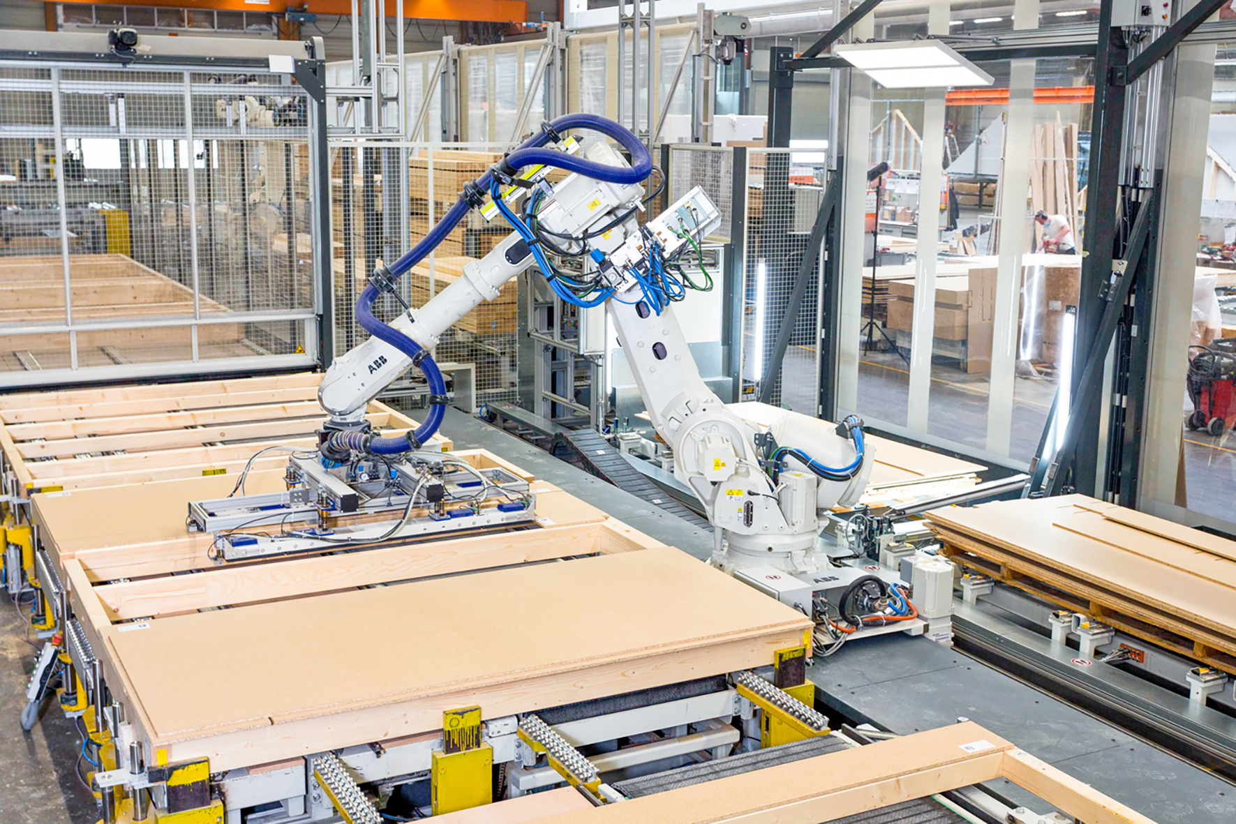 Perfekt auf Kante Die 3D-Kamerasysteme erkennen die jeweilige Plattenposition der Holzwerkstoff- oder Gipskartonbauplatten. Die exakten Positionsdaten werden verarbeitet und an einen Roboter übergeben, der dann die präzise Beplankung übernimmt. - Bild: phil-vision GmbH