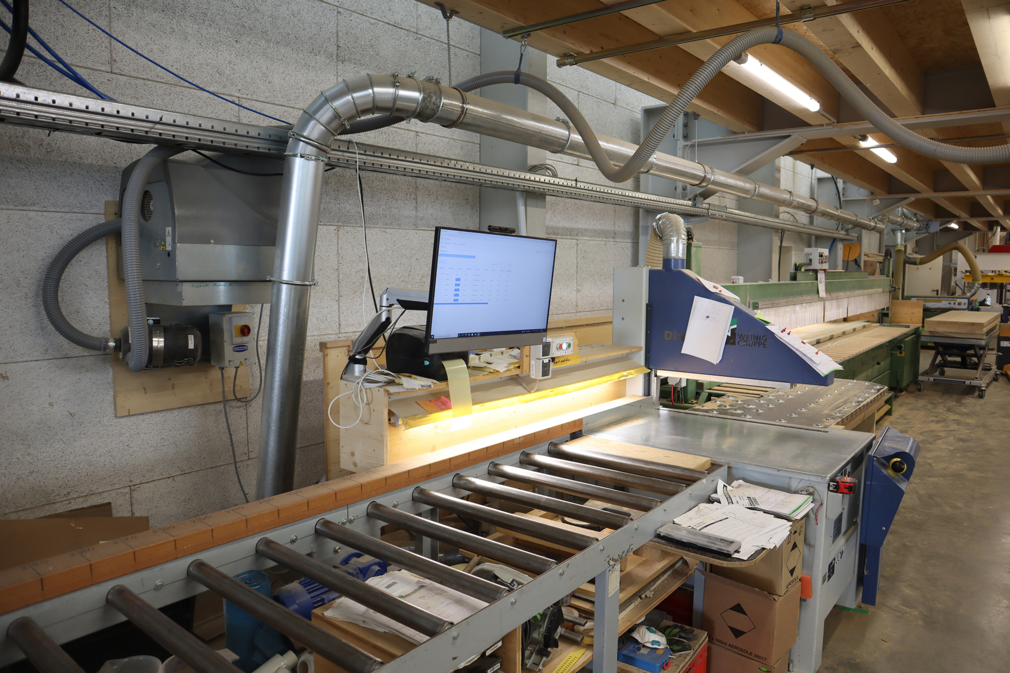 Überall in der Werkstatt sind Monitore angebracht, auf die das Compass-Softwaremodul für Produktionssteuerung und -kontrolle läuft. So hat jeder jederzeit den Überblick über die komplette Produktion.