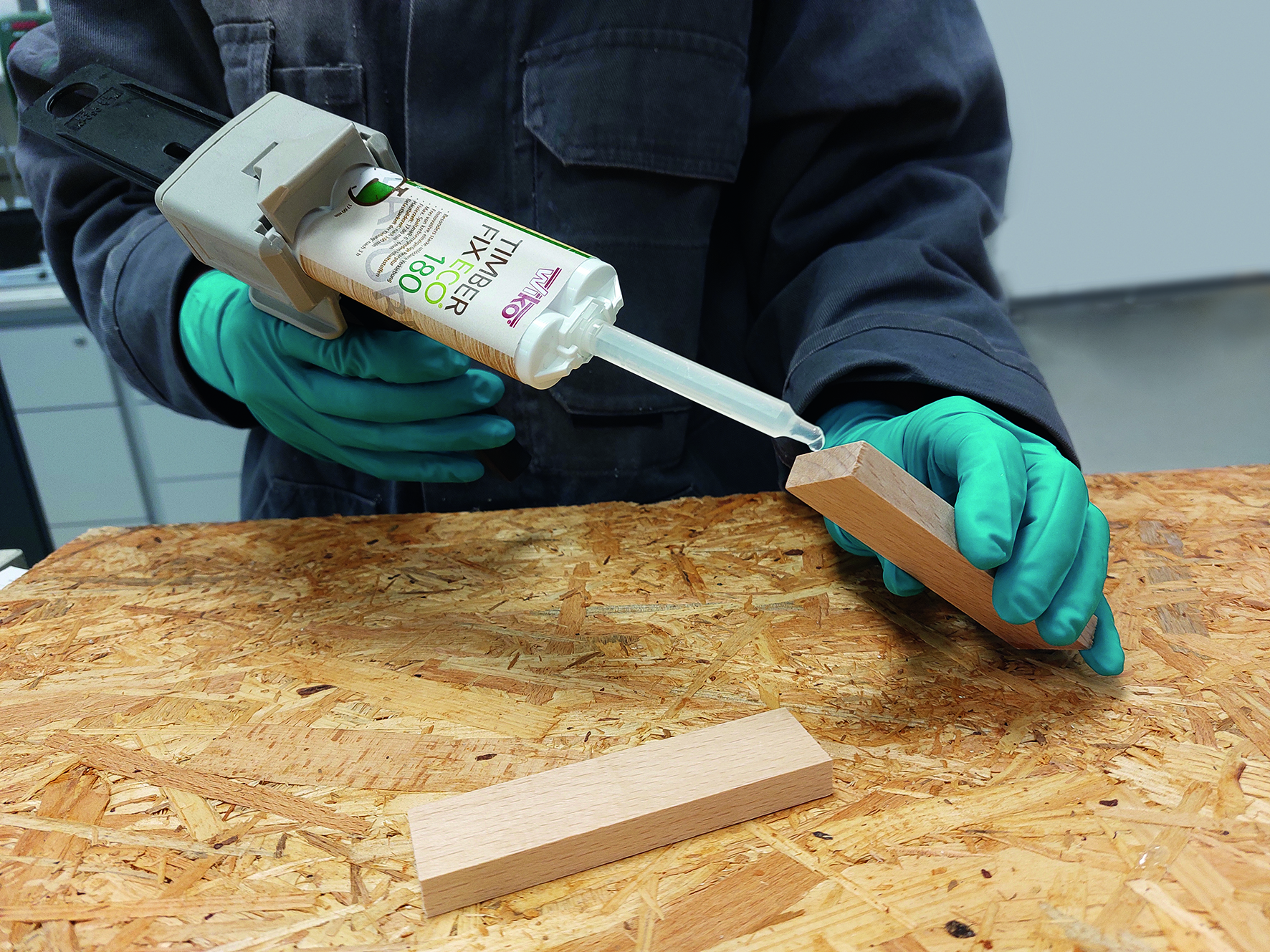 Polyurethan-Klebstoff Wiko Timber Fix Eco 180 ermöglicht ein schnelles und effizientes Arbeiten.