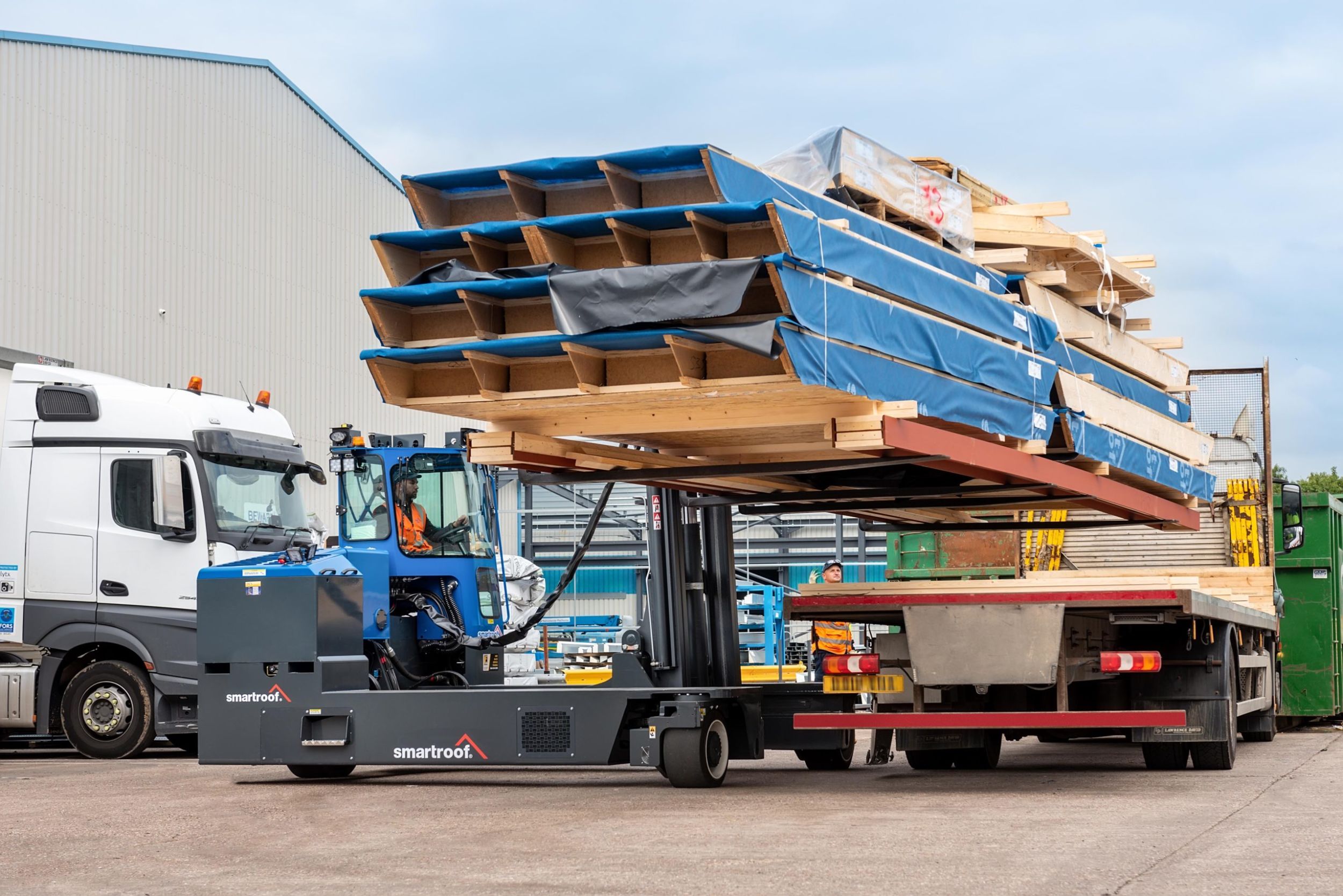 Dachfensterhersteller stellt auf Elektrostapler um Der C8000 zählt zu den größten elektrischen multidirektionalen Staplern, die Combilift anbietet. Diese werden in erster Linie zum Be- und Entladen der anspruchsvollsten Lasten bei Smartroof eingesetzt.