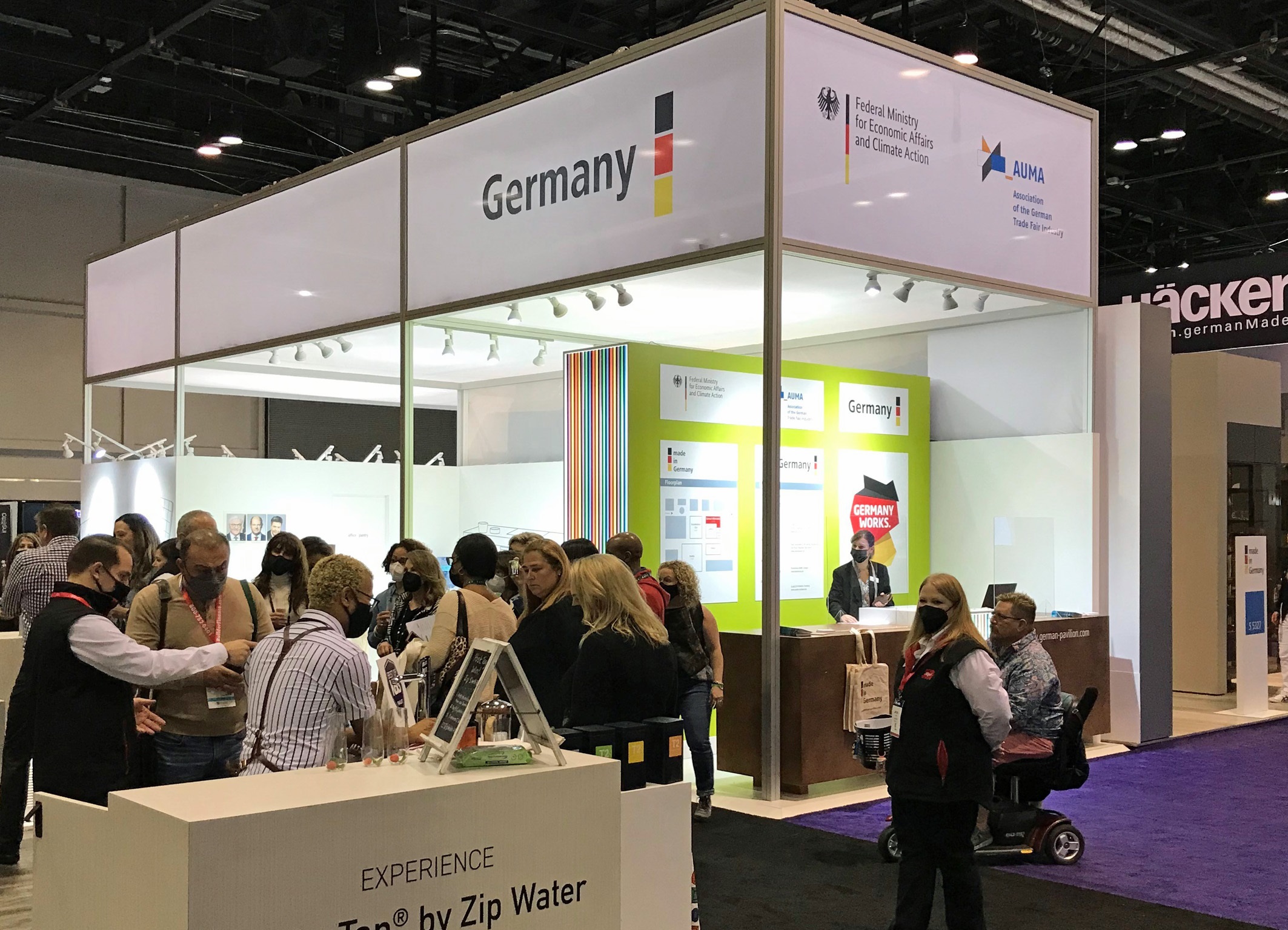 Unter der Flagge 'Made in Germany': Der Infostand der deutschen Gemeinschaftsfl&auml;che auf der K&uuml;chen- und Badfachmesse KBIS in Florida.