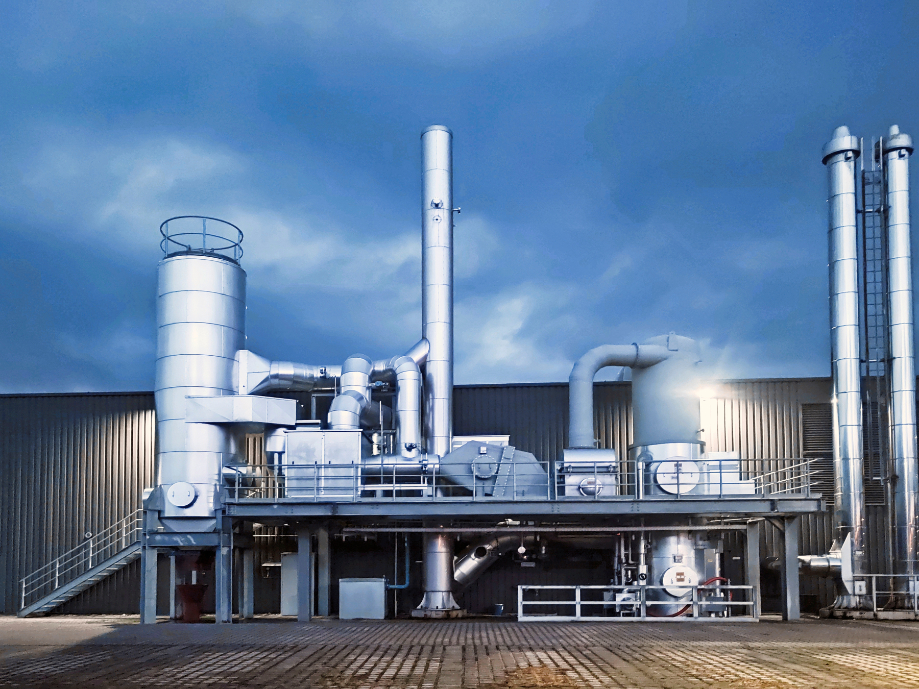 Schörghuber, der Hersteller von Spezialtüren aus Holz, hat im Sommer 2021 in eine neue Rauchgasreinigungsanlage am Firmenstandort in Ampfing investiert. Diese filtert die durch den hauseigenen Versuchs-Brandofen entstandenen Rauchgase. Übrig bleibt reiner und ökologisch unbedenklicher Wasserdampf.