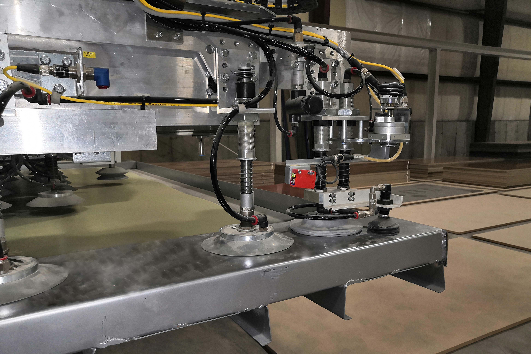 Handling von Dünnlaminaten Premiere-bei-IMA-Schelling-Precision-Bild-2-300dpi