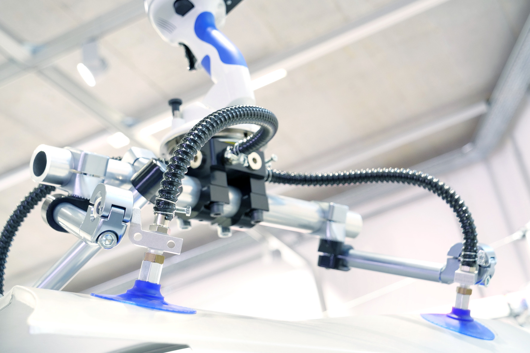 Greiferbaukasten Nimmts auch krumm: Das Tooling System SXT schafft individuelle Greifer für die manuelle Handhabung.