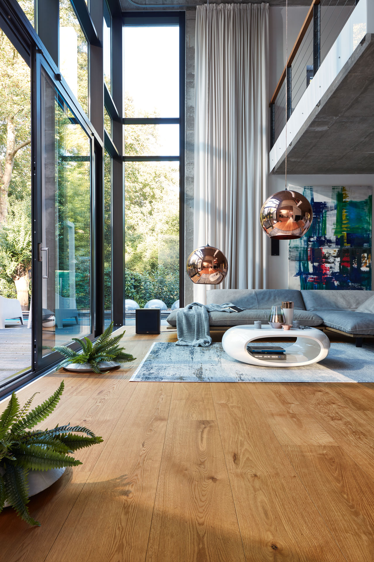 Das Lindura-Schlossdielenformat kommt besonders in gro&szlig;z&uuml;gigen R&auml;umen zur Geltung (hier: Eiche lebhaft 8900, naturge&ouml;lt).