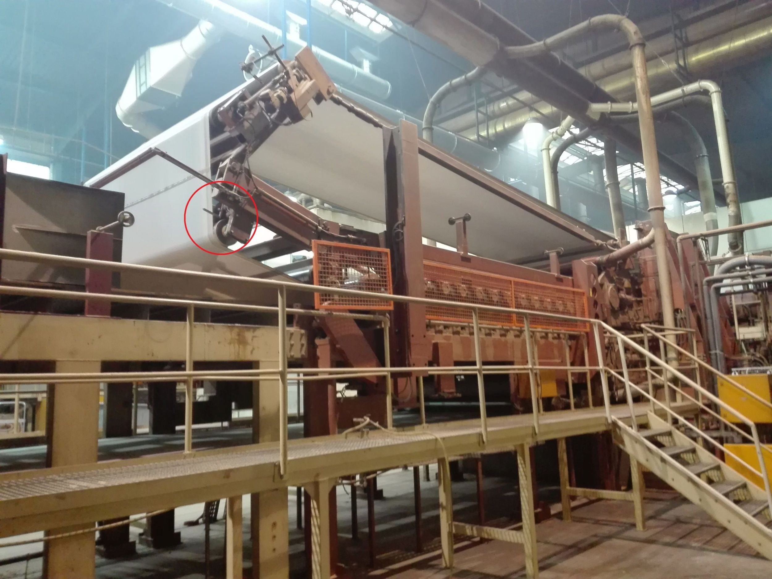 Zuverlässige Bahnkantenabtastung in der Holzproduktion