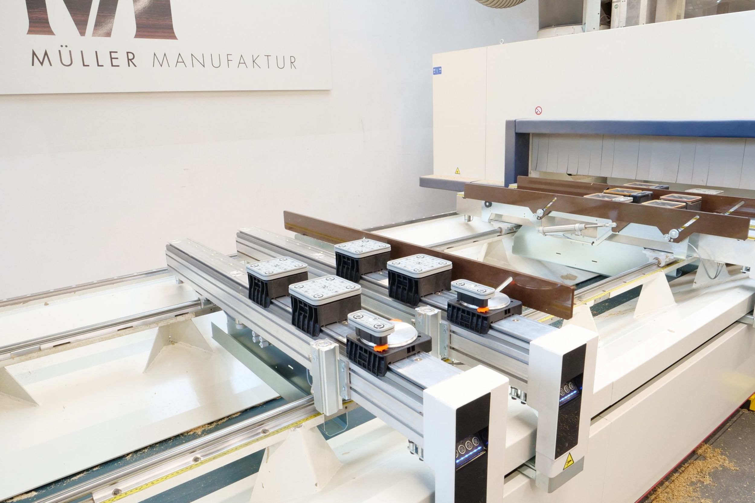 Die Blocksauger VCBL-S6 von Schmalz haben die Prozesse beim Möbelhersteller Müller Manufaktur deutlich verbessert.