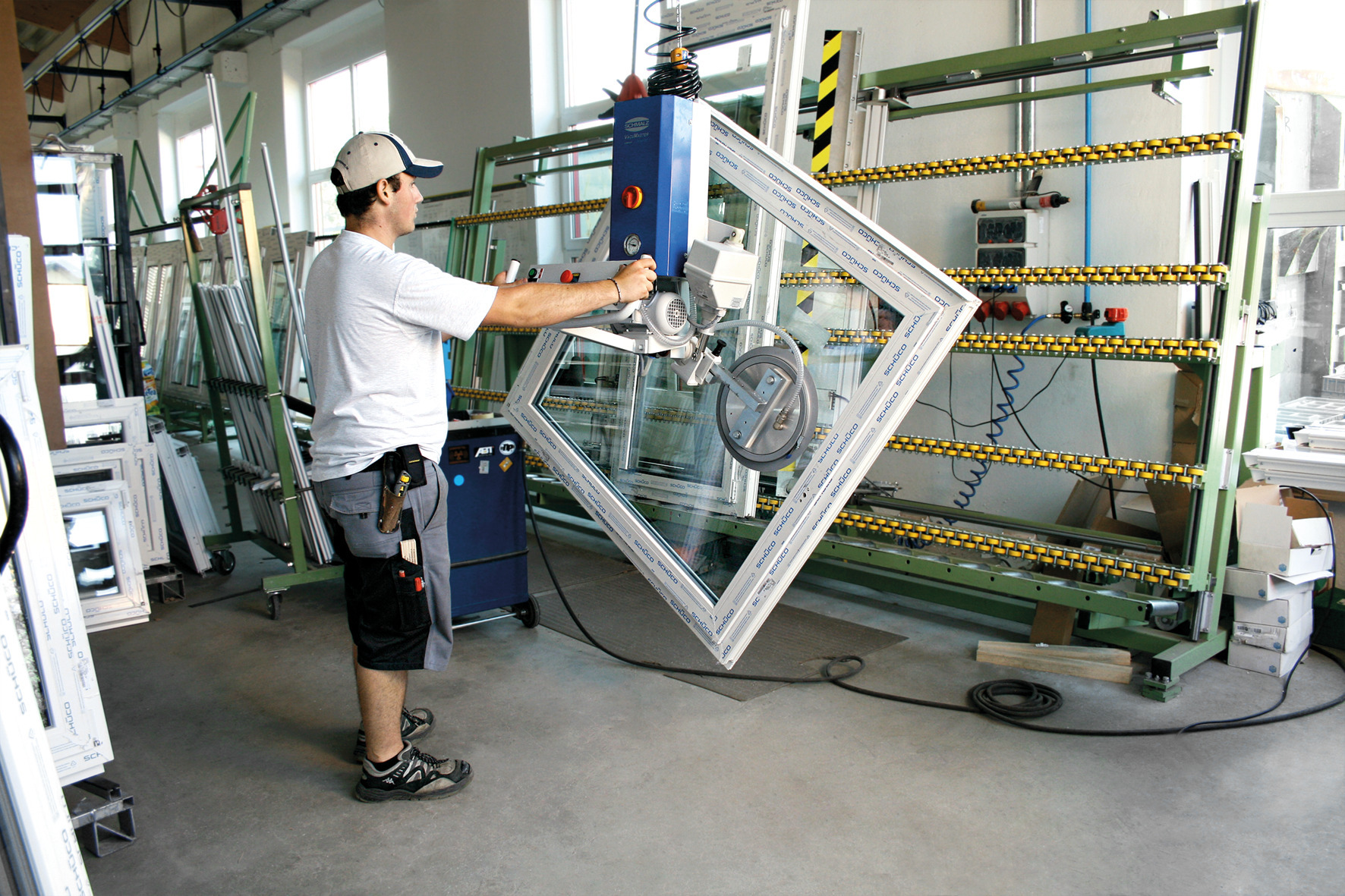 Aufspannlösungen und Hebehilfen De UV- und ozonbeständigen Saugplatten des VacuMaster Window 200 sind speziell für Glasoberflächen ausgelegt und sorgen für maximale Haltekräfte