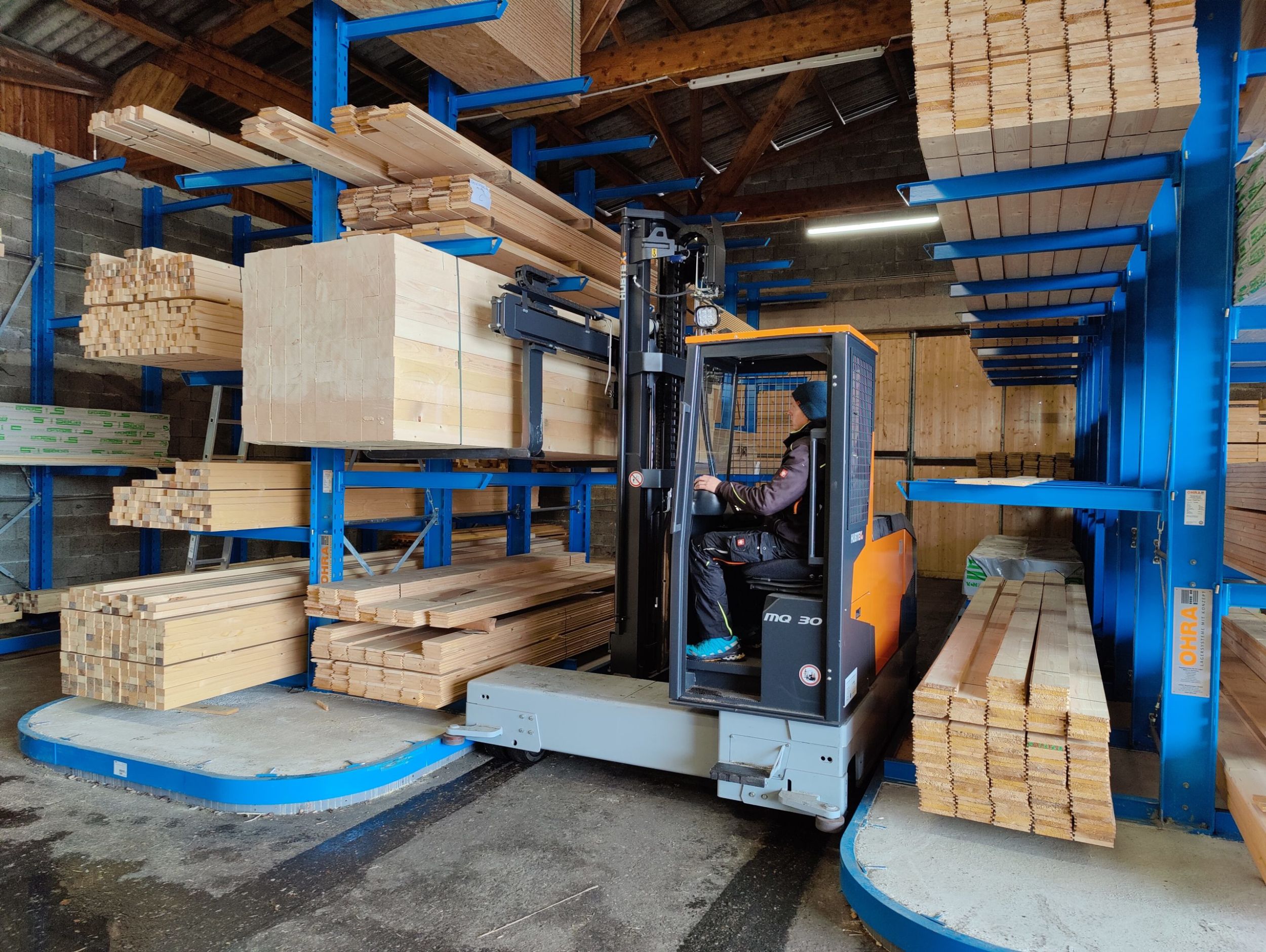 Enge Gänge sind beim Holzhandling im Sägewerk Pfoser kein Hindernis.