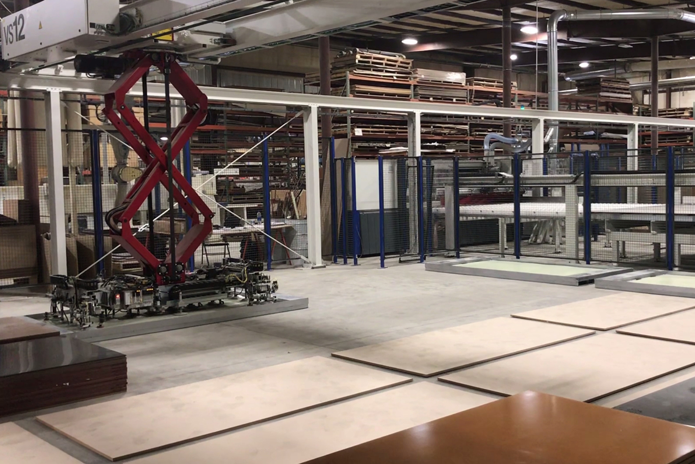 Das IMA Schelling Flächenlager VS nimmt nun auch Transportkassetten mit Dünn-Laminat-Stapeln auf.