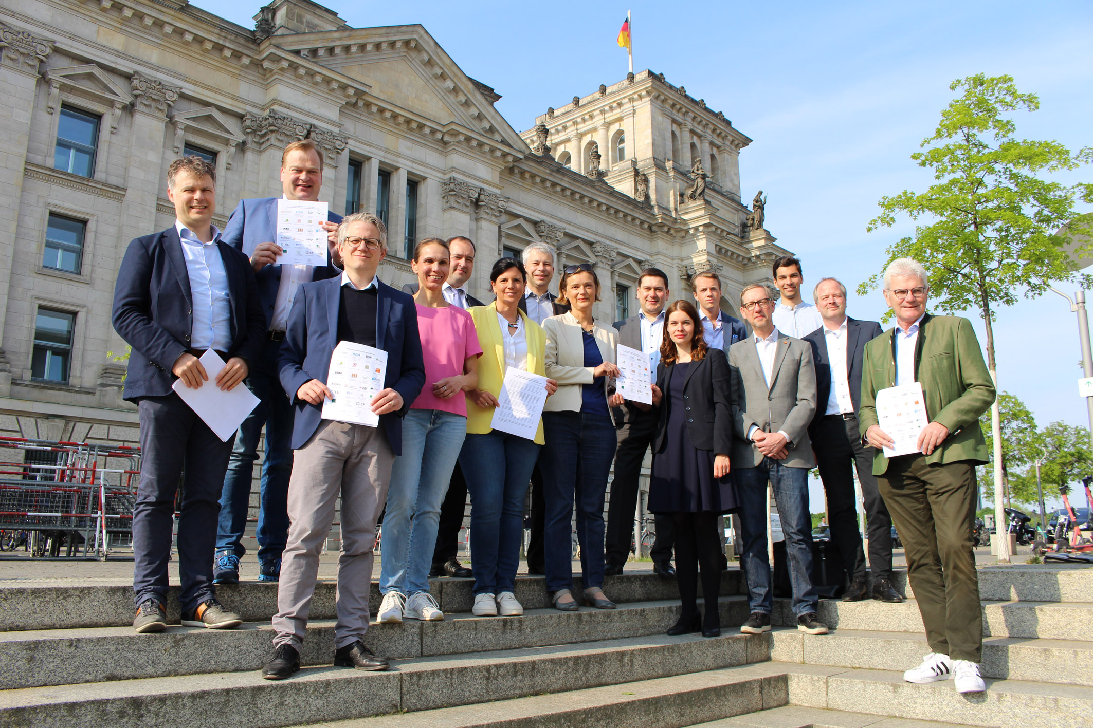 Übergabe des gemeinsamen Positionspapiers vor dem Reichstagsgebäude an Abgeordnete aus Regierungs- und Oppositionsfraktionen. Ganz links im Bild: HDH-Geschäftsführer Dr. Denny Ohnesorge.