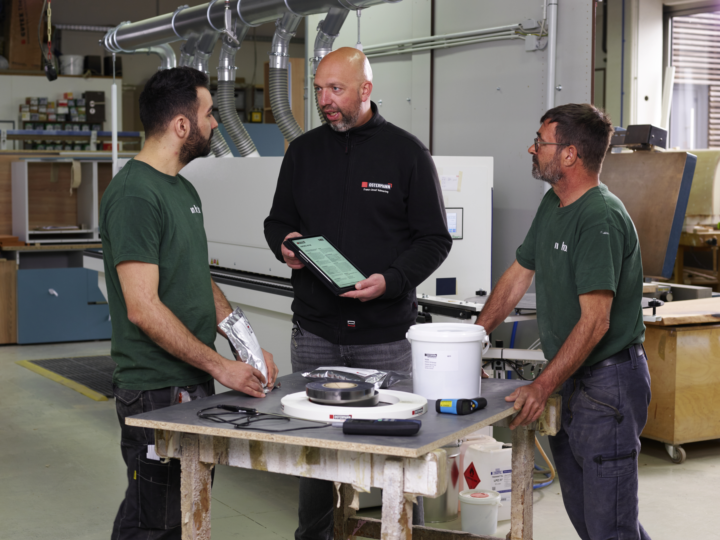 Qualitätssprung in der Kantenverarbeitung Was gibt es bei der Umstellung zu beachten? Franz-Josef Volmering hat alle notwendigen Utensilien, wie Testkante, Klebstoff, Reiniger und Thermometer, dabei. Hinweise zur optimalen Verarbeitungstemperatur finden sich auf dem technischen Datenblatt.