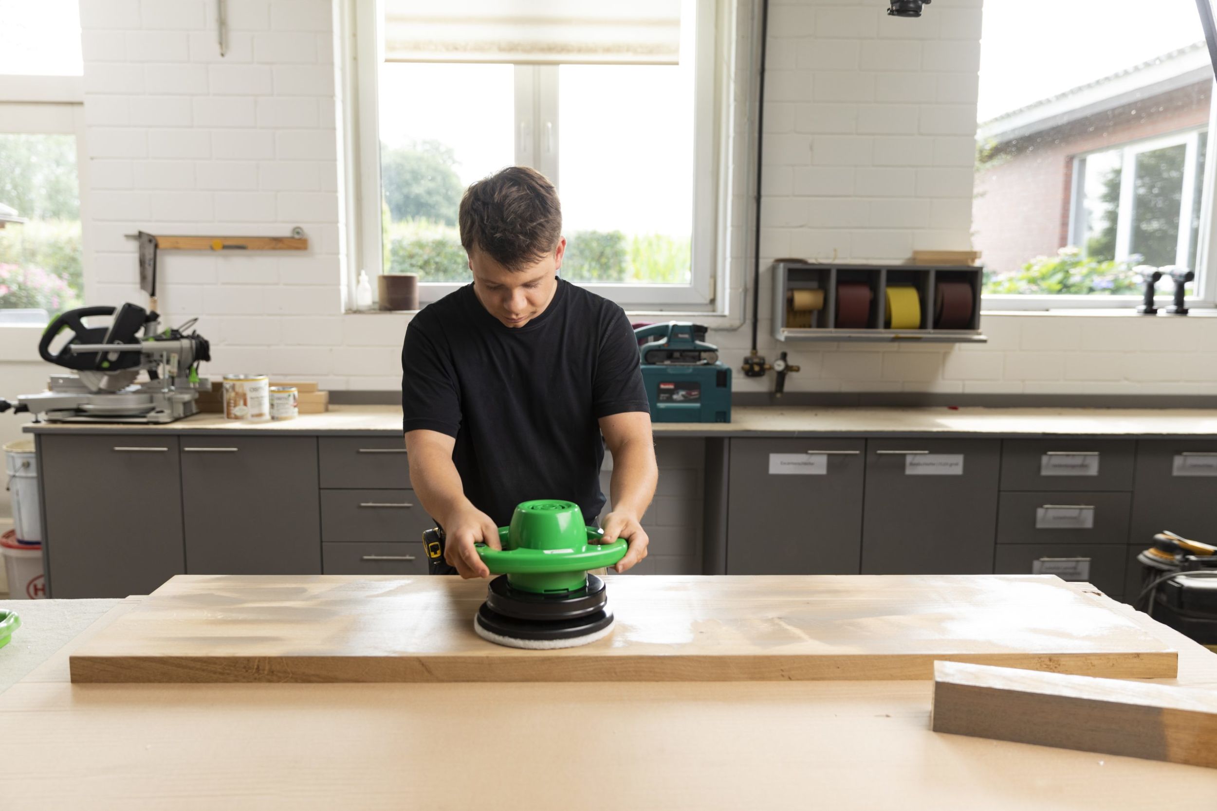 Live und mit Farbe Mit dem einschichtigen, lösungsmittelfreien 2K Holz-Öl erhalten Fußböden, Treppen oder Möbel schon durch einmaligen Auftrag eine dauerhaft schöne, robuste und individuell gestaltbare Oberfläche.