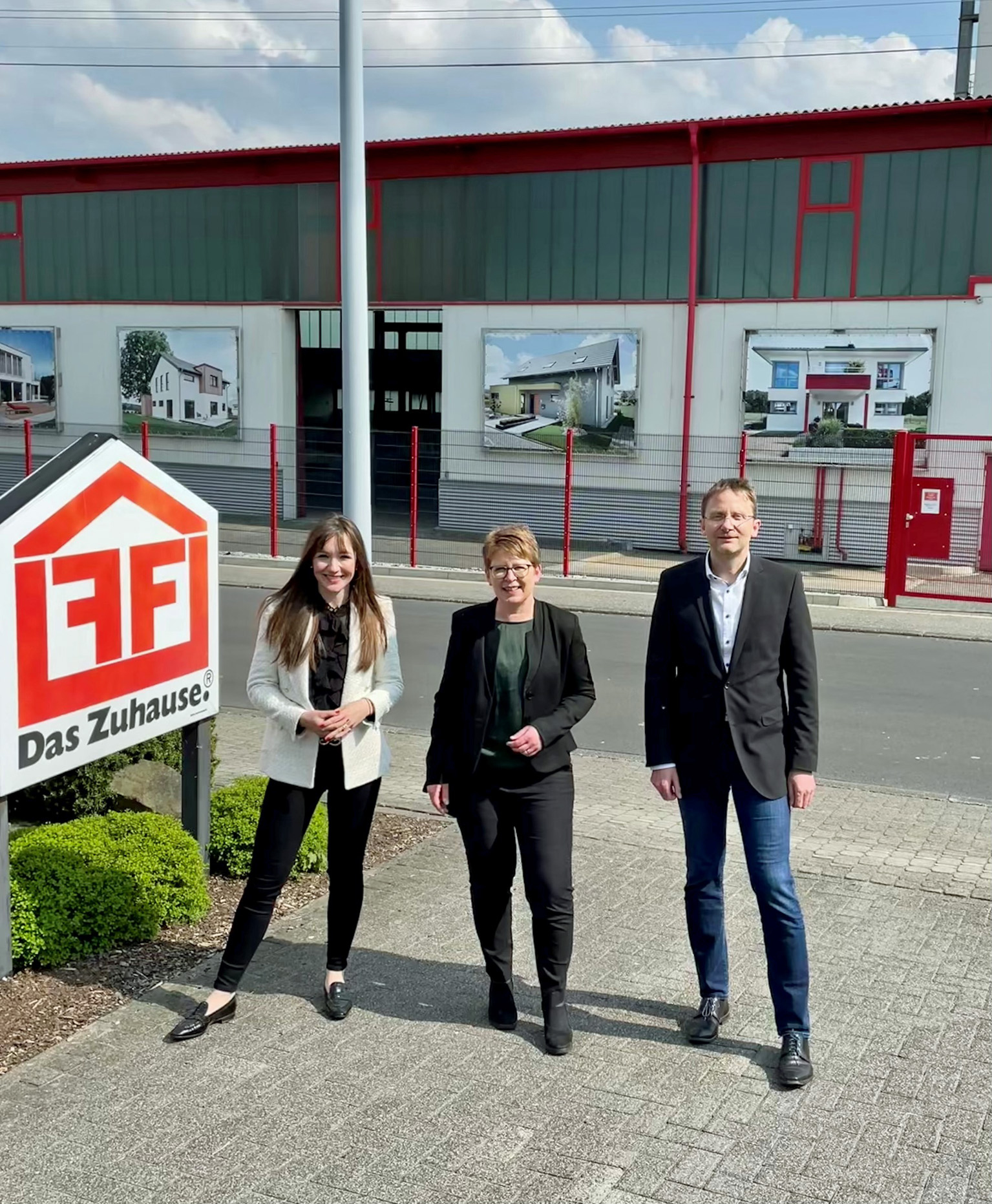 Politische Weichenstellung für Handwerksberufe Die Bundestagsabgeordnete Tanja Machalet (Mitte) besuchte auf Einladung des BDF, vertreten durch die Leiterin des Hauptstadtbüros Sophie von Minckwitz (links), den Fertighaushersteller Fingerhut Haus mit Geschäftsführer Holger Linke (rechts).