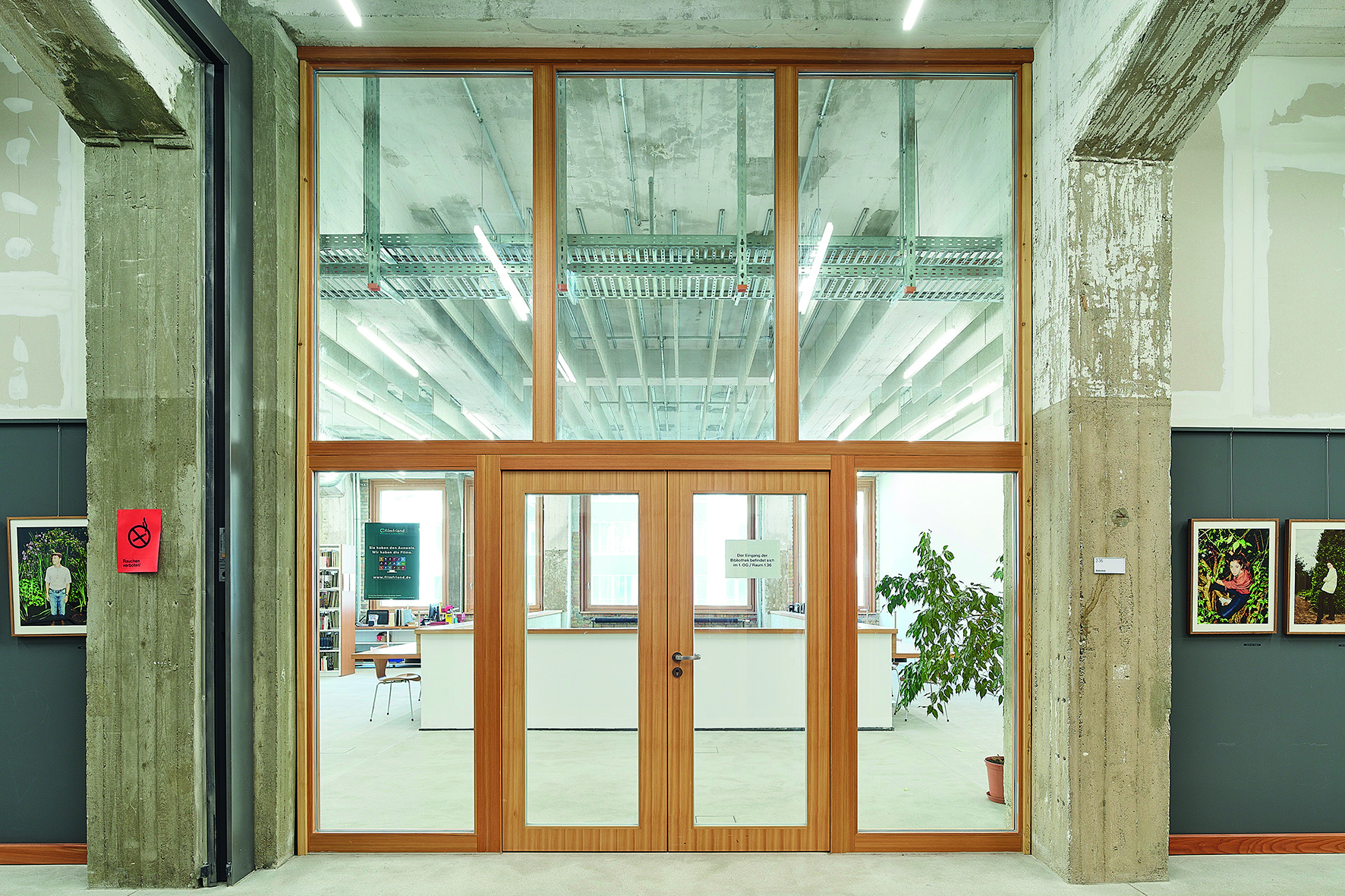 Die Festverglasungen von Schörghuber erfüllen hohe Schallschutzanforderungen. Mit zusätzlicher Brandschutzfunktion erreichen sie Werte bis zu Rw = 51 dB. Kombinierbar sind die Festverglasungen auch mit Türen.