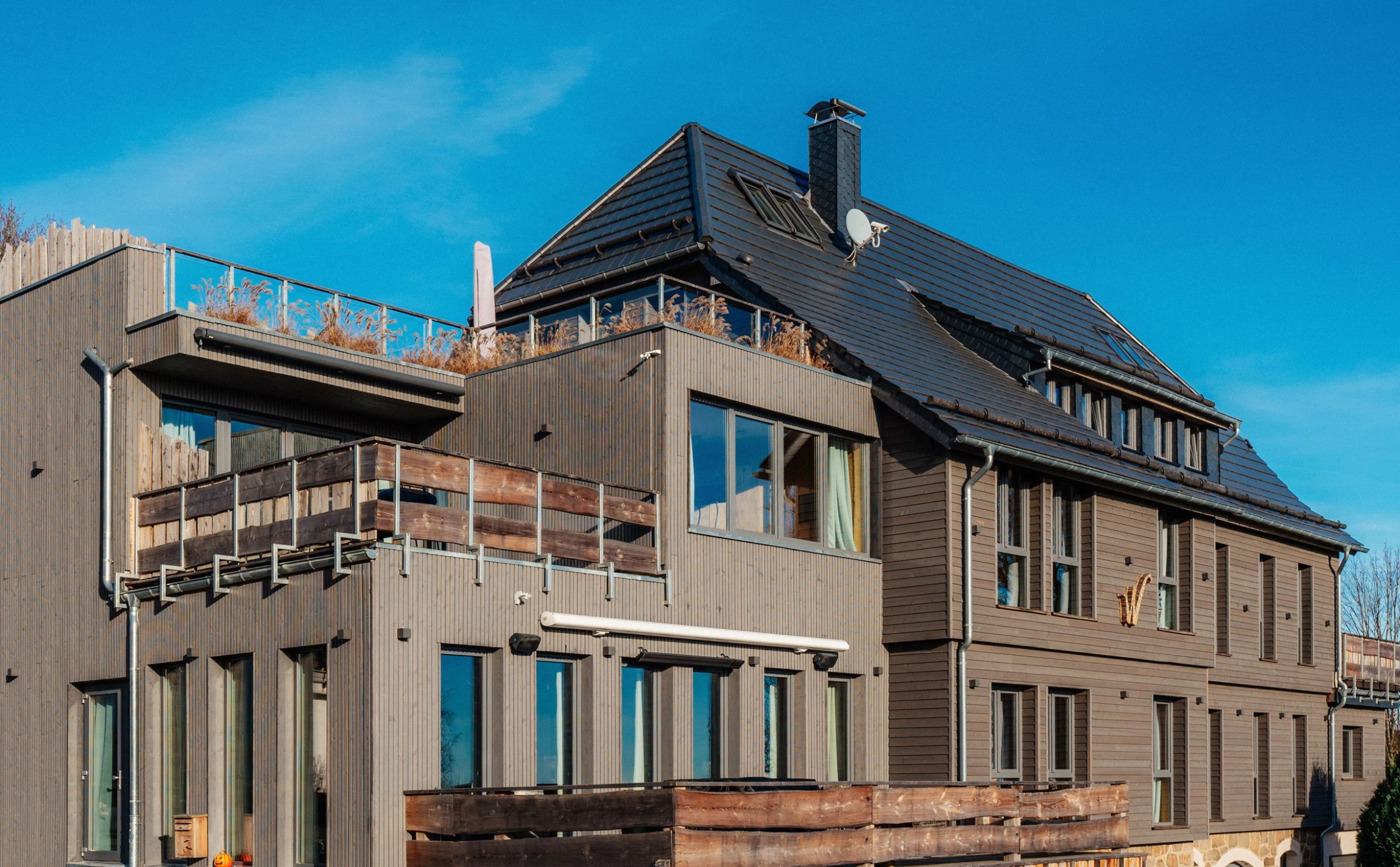 Das Aparthotel WLodgeOne nutzt für ein effektvolles Erscheinungsbild die markante Ästhetik des Naturprodukts Holz. Mit dem Einsatz von zwei unterschiedlichen Profilen in vorvergrauter Optik wird das moderne Fasssadendesign zum Blickfang.