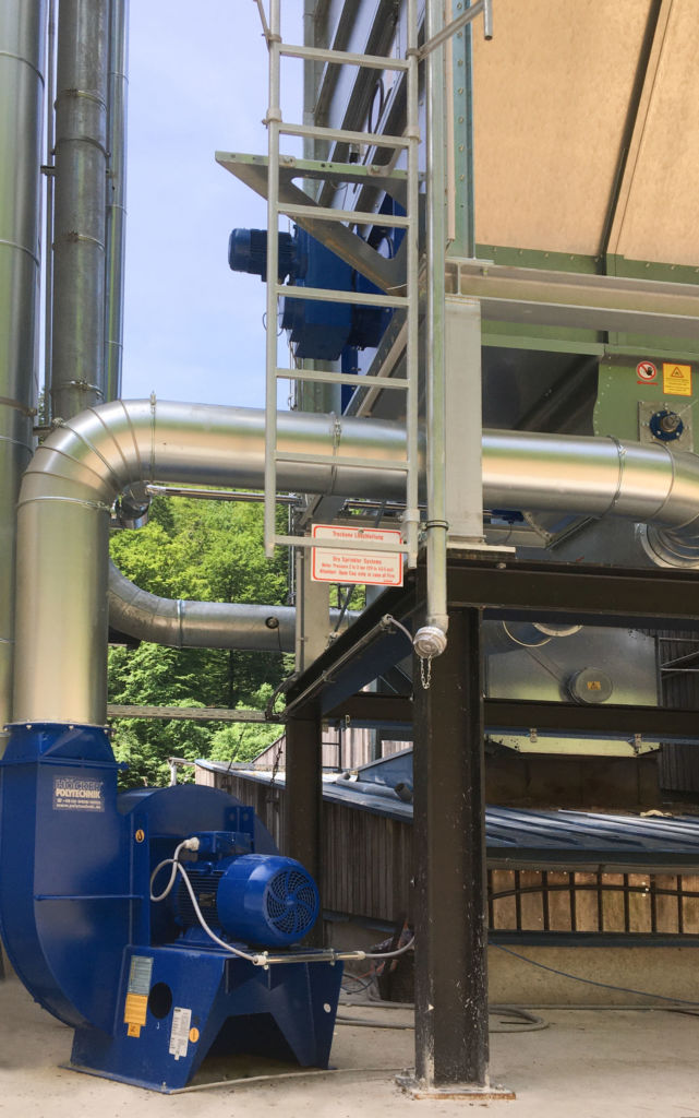 Eine Kombination aus Förderschnecke und Zellenradschleuse bewegt das Material aus dem Filter und ein
Transportventilator fördert es hoch zum Silo.