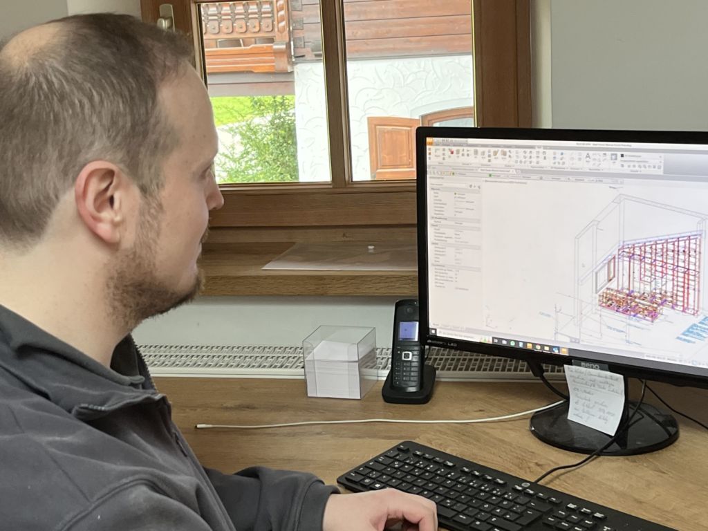 Eine Schreinerei mit guter Maschinen-Performance 2 Bis zur Komplettbearbeitung auf dem CNC-Bearbeitungszentrum und zum Nesting herrscht Datendurchgängigkeit in der Schreinerei.