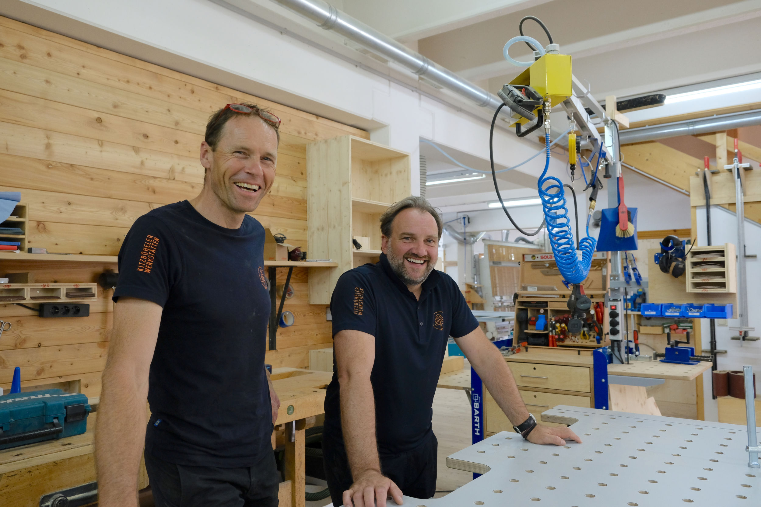 Kitzbühler Werkstätten Roland Döttlinger und Martin Schwaighofer (v.l.n.r.)überzeugte das flexible Konzept der Barth Montagetische, auch ihr junges Mitarbeiterteam ist von der modernen Lösung angetan..