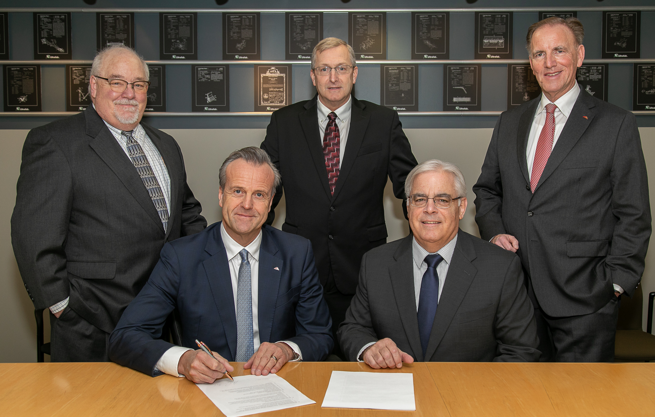 Roto-Gruppe übernimmt Ultrafab Inc. Am 19. Dezember wurde die Übernahme der Ultrafab Inc. durch Roto besiegelt. Im Bild von links nach rechts: Thomas E. Hare (CFO Ultrafab Inc.), Marcus Sander (Vorsitzender der Geschäftsführung Roto Frank Fenster- und Türtechnologie GmbH), Alan J. DeMello (President/CEO Ultrafab Inc.), Thomas C. Horton (Chairman Ultrafab Inc.) und Michael Stangier (Geschäftsführer Roto Frank Fenster- und Türtechnologie GmbH).