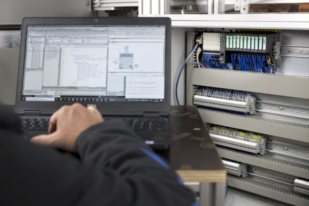 Stuhlrollenschutz spart Verpackung 1 Kompakte Maschinensteuerung, die sich durch ihre
Modularität gut an die Anwendung anpassen lässt.