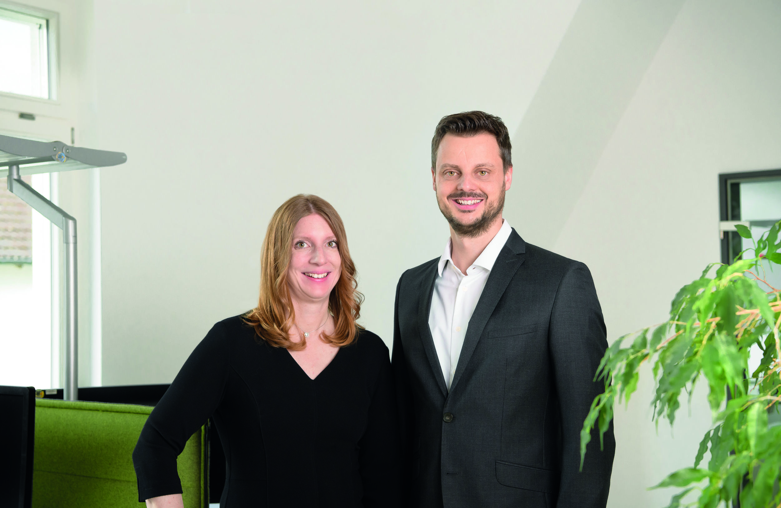 Seit 35 Jahren ist die RUDERER KLEBETECHNIK GmbH erfolgreich in den Schlüsselbranchen der Klebetechnik unterwegs. Als Anbieter hochwertiger Premium-Klebstoffe für Industrie und Handwerk ist das Unternehmen mit seiner Expertise weltweit gefragt. Die geschäftsführenden Gesellschafter Petra und Jens Ruderer unterstützen professionelle Anwender sowohl bei der Klebstoffentwicklung als auch bei der Suche nach der besten Klebstofflösung.