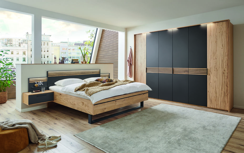 Nachhaltige Holzspanplatten fürs Schlafzimmer 1 Die Modellreihe Cabrillo vermittelt mit massiven und handwerklichen Lamellen, hochwertigen Furnieren und edlen Lacken ein natürliches Raumklima.