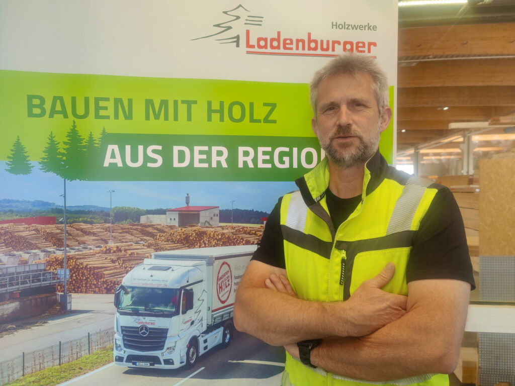 Energiemanagement bei den Holzwerken Ladenburger 2 "Unser Anspruch war es, die Firma auch hinsichtlich Energieeinsatz und -verbrauch wirklich zu verstehen", erläutert Lorenz Eisenmann, Verantwortlicher für Prozesstechnologie und Mitglied im Energiemanagementteam bei Ladenburger, den Einsatz von inzwischen 109 Messstellen, die an drei der vier Ladenburger-Standorten in Deutschland in Econ4 integriert sind.