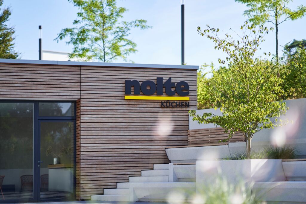 Nachhaltige Möbelmacher: Nolte Küchen 2 Das Nolte Forum bietet innen wie außen viel Raum für informativen Austausch