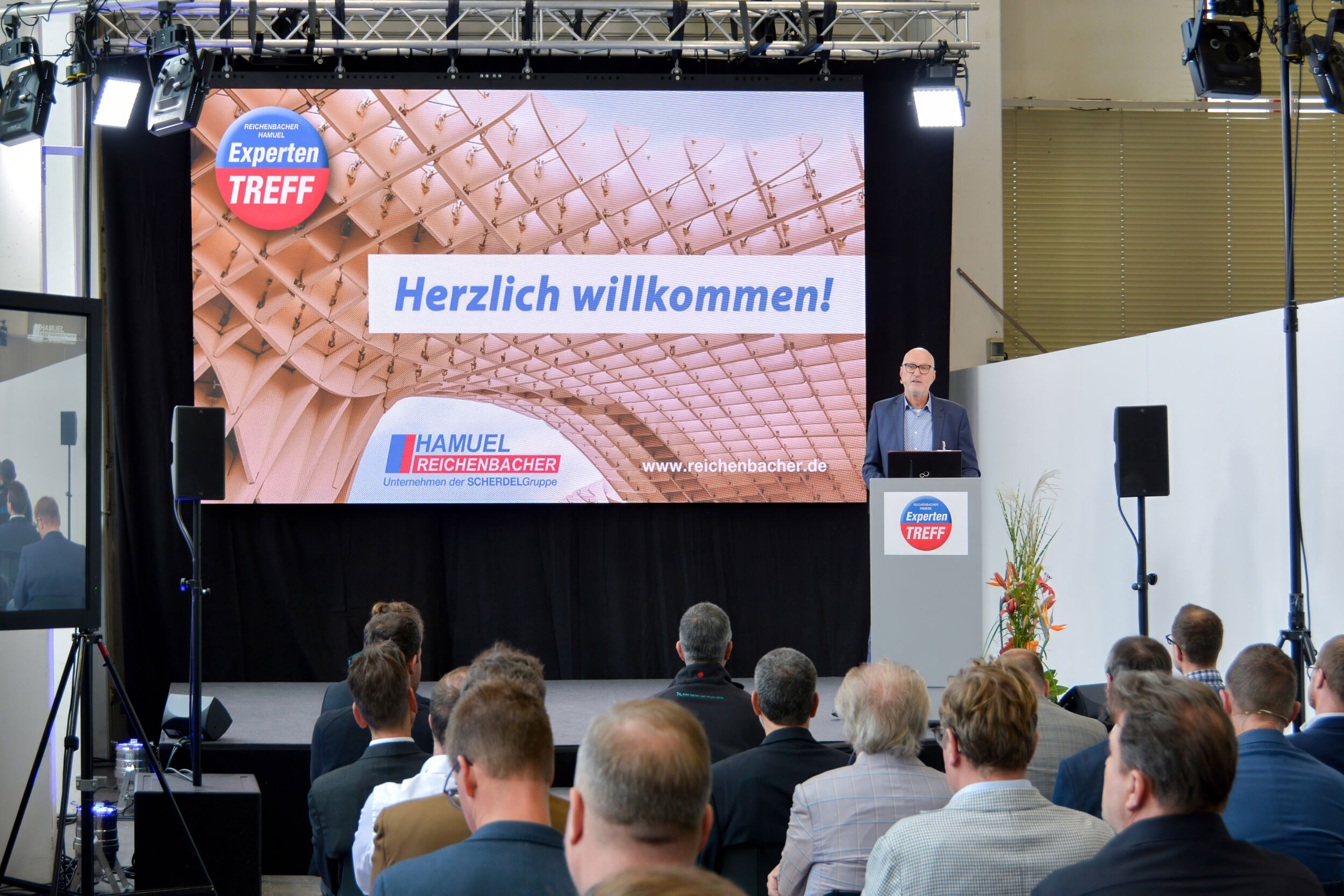 Begrüßung durch Geschäftsführer Thomas Czwielong