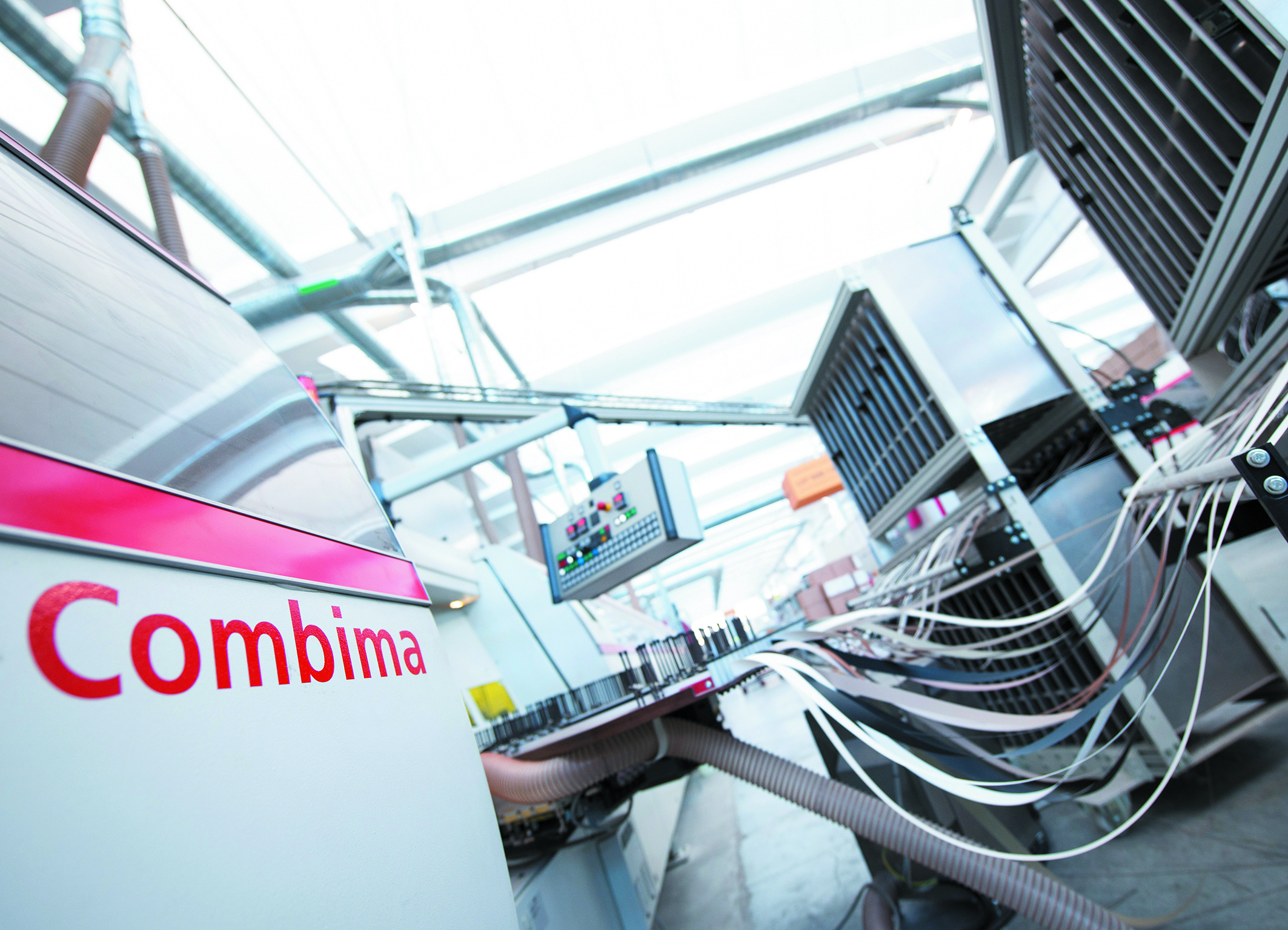 Die Format- und Kantenbearbeitungsmaschine Combima wurde von IMA Schelling nach den Kundenwünschen des italienischen Kunden maßgeschneidert angepasst.