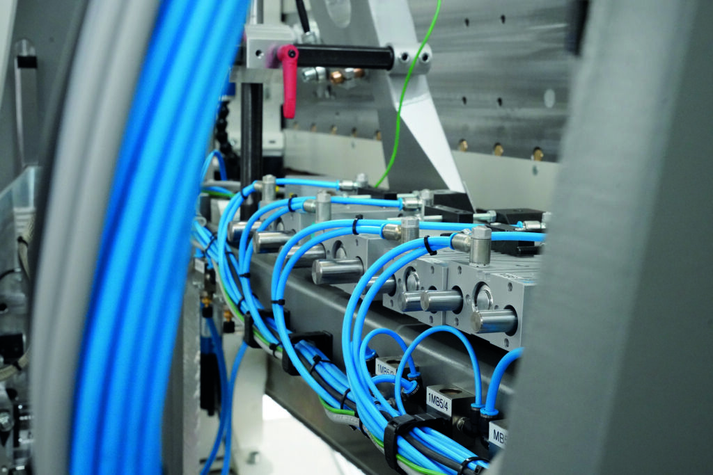In einer eigens entwickelten Softforming-Druckstrecke wird das Kantenmaterial in die Profile gepresst.