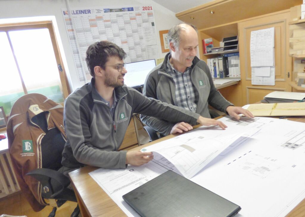 Adler-Wasserlacke in der Möbel- und Türenfertigung 1 Planen gemeinsam für die Zukunft - mit Wasserlacken von ADLER: Anton und Josef Burkart.
