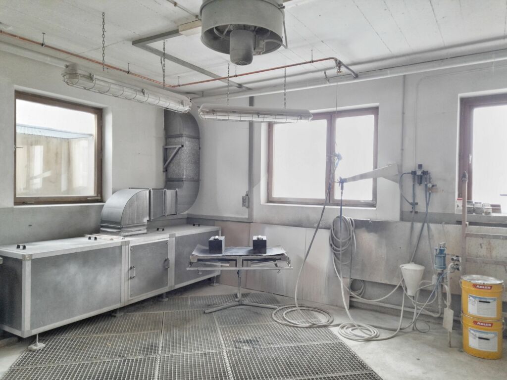 Adler-Wasserlacke in der Möbel- und Türenfertigung 1 Gröbere Änderungen oder Umbauten im
Lackierraum sind seit der Umstellung nicht mehr notwendig.