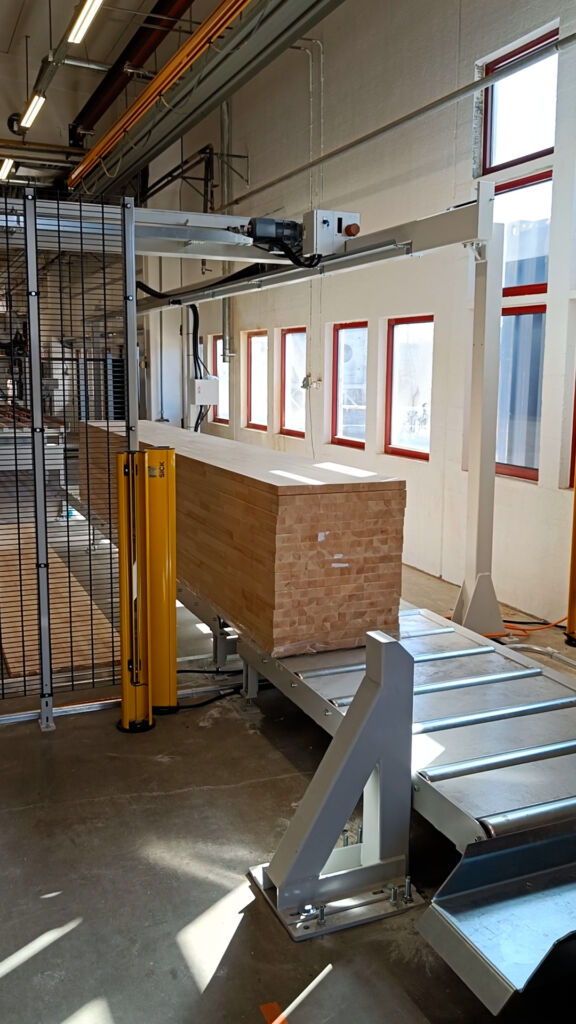  Hafrsfjord arbeitet mit einem von Compass Software gesteuerten Kran, der als erstes die Platten auf f&uuml;nf Stapel gleicher Gr&ouml;&szlig;e und gleichen Materials verteilt.