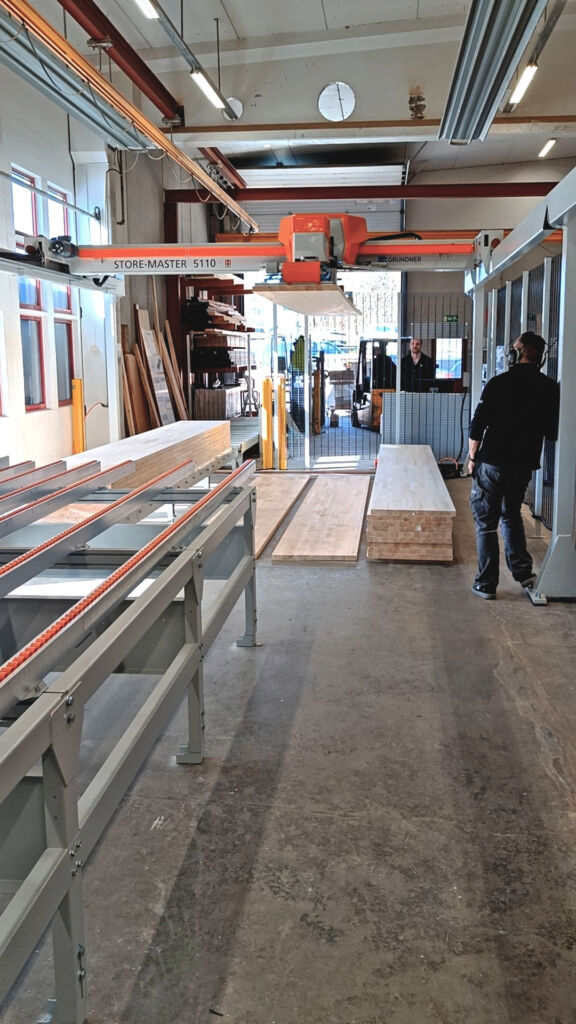 Sobald die CAD-Konstruktion einer Treppe f&uuml;r die Produktion freigegeben wird, erstellt der Maschinenbediener per Barcode den CNC-Code mit allen aktuellen Maschineninformationen. Compass teilt dem System dann mit, welches Material ben&ouml;tigt wird, und der Kran l&auml;dt eine Platte dieses Materials auf das F&ouml;rderband.