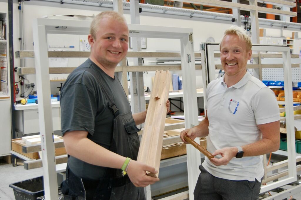 Interview mit Terhalle-Geschäftsführer Stephan Gerwens 2 Jan Heying (links), Tischler bei Terhalle, zeigt Thomas Verhoeven, Geschäftsführer Regel-air, die freigefräste Aussparung, in die der Fensterfalzlüfter perfekt passt.